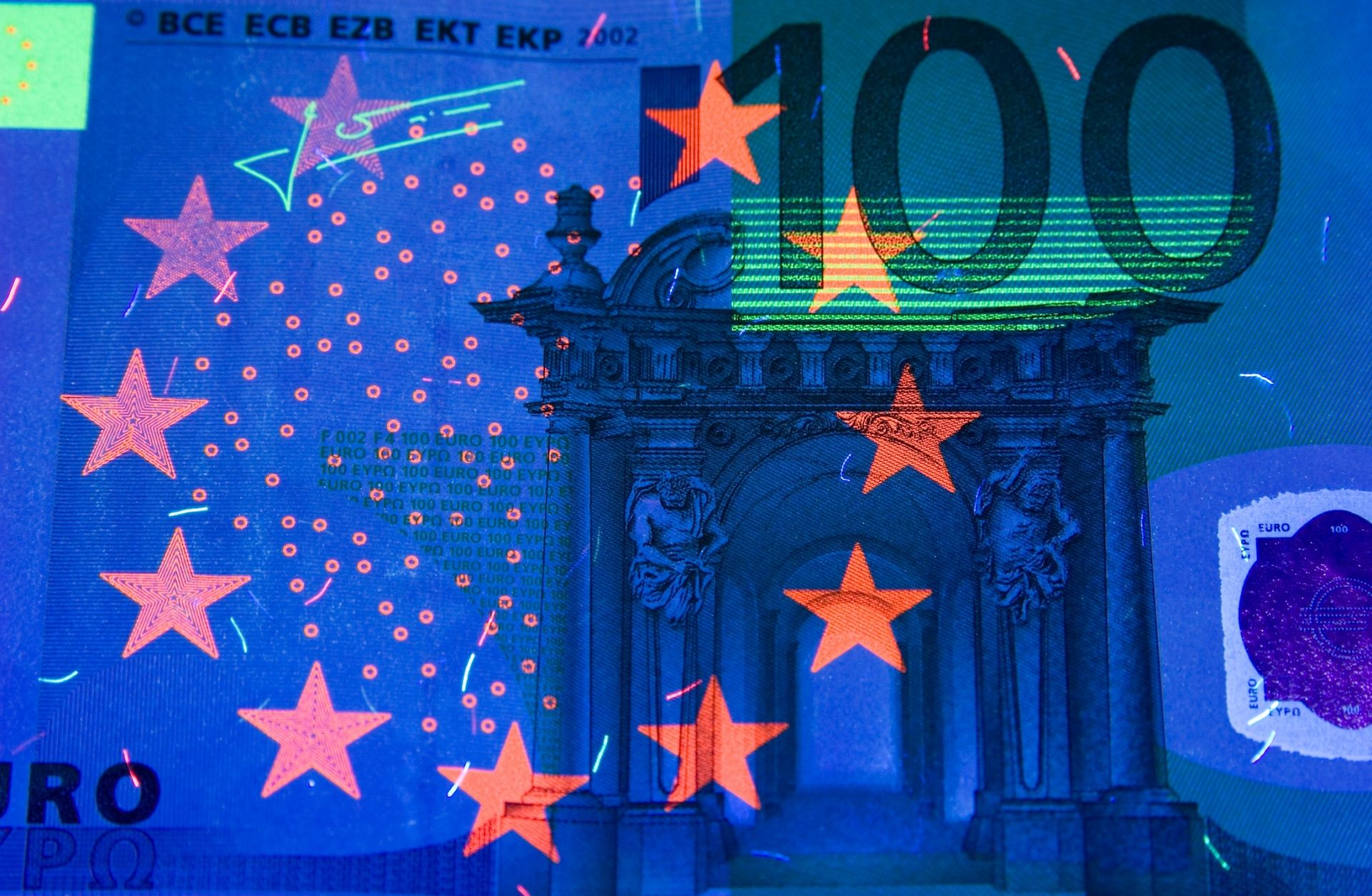 A digital illustration of a 100 euro banknote.