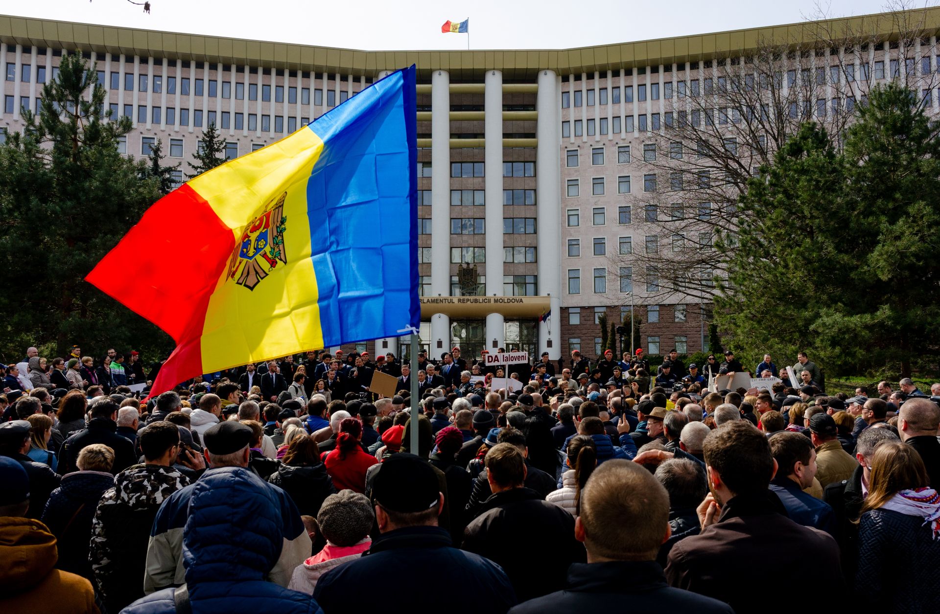 Новости молдова политика. Молдавия Кишинев президентский дворец. Митинг в Москве. Кишинев парламент. Молдова суверенитет.