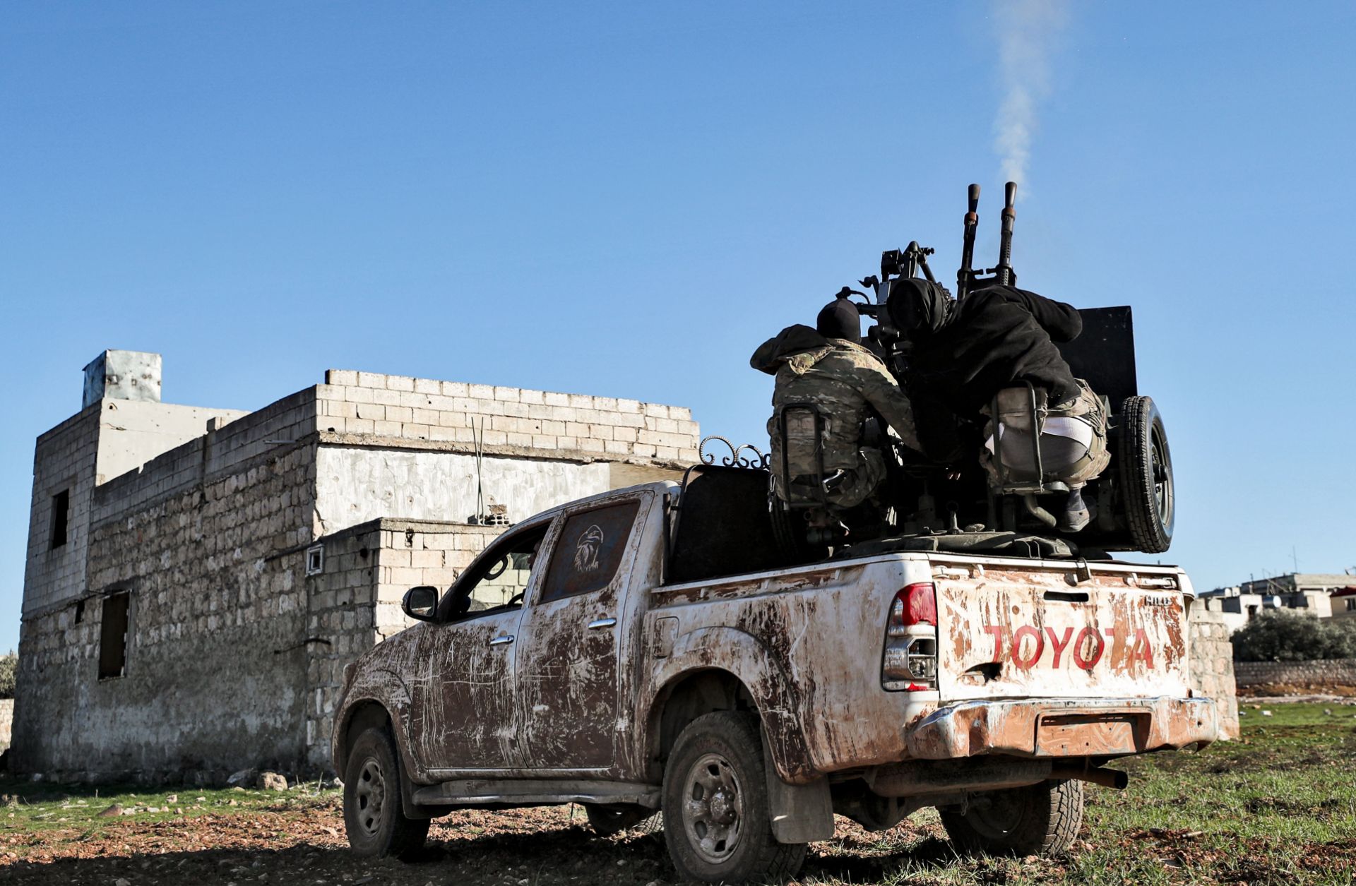Turkish-backed Syrian fighters man an anti-aircraft gun in Saraqeb, in the northwestern Syrian province of Idlib on Feb. 1, 2020. 
