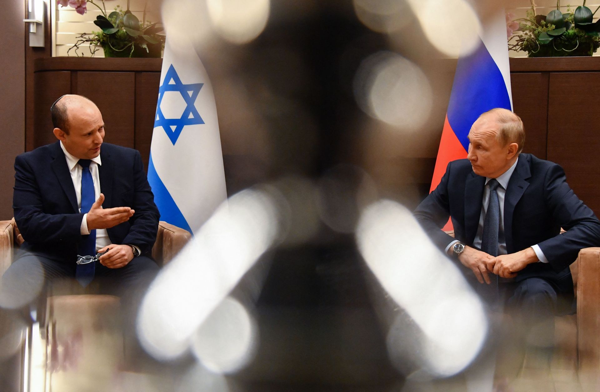 Russian President Vladimir Putin (right) speaks with then-Israeli Prime Minister Naftali Bennett in Sochi, Russia, on Oct. 22 2021.