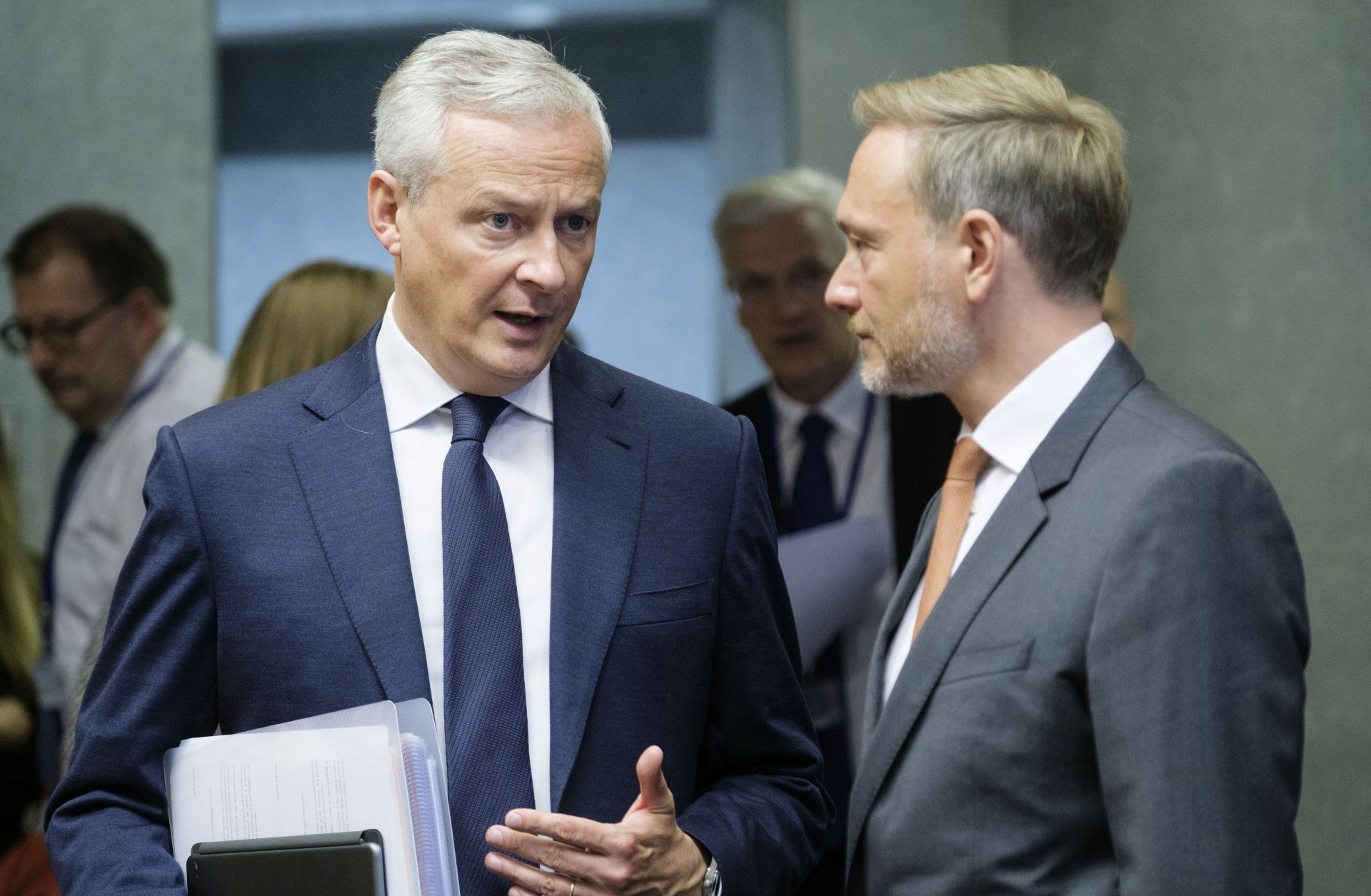 French Economy and Finance Minister Bruno Le Maire (left) talks with German Finance Minister Christian Lindner (right) before a Eurogroup meeting in Luxembourg on Oct. 3, 2022. 