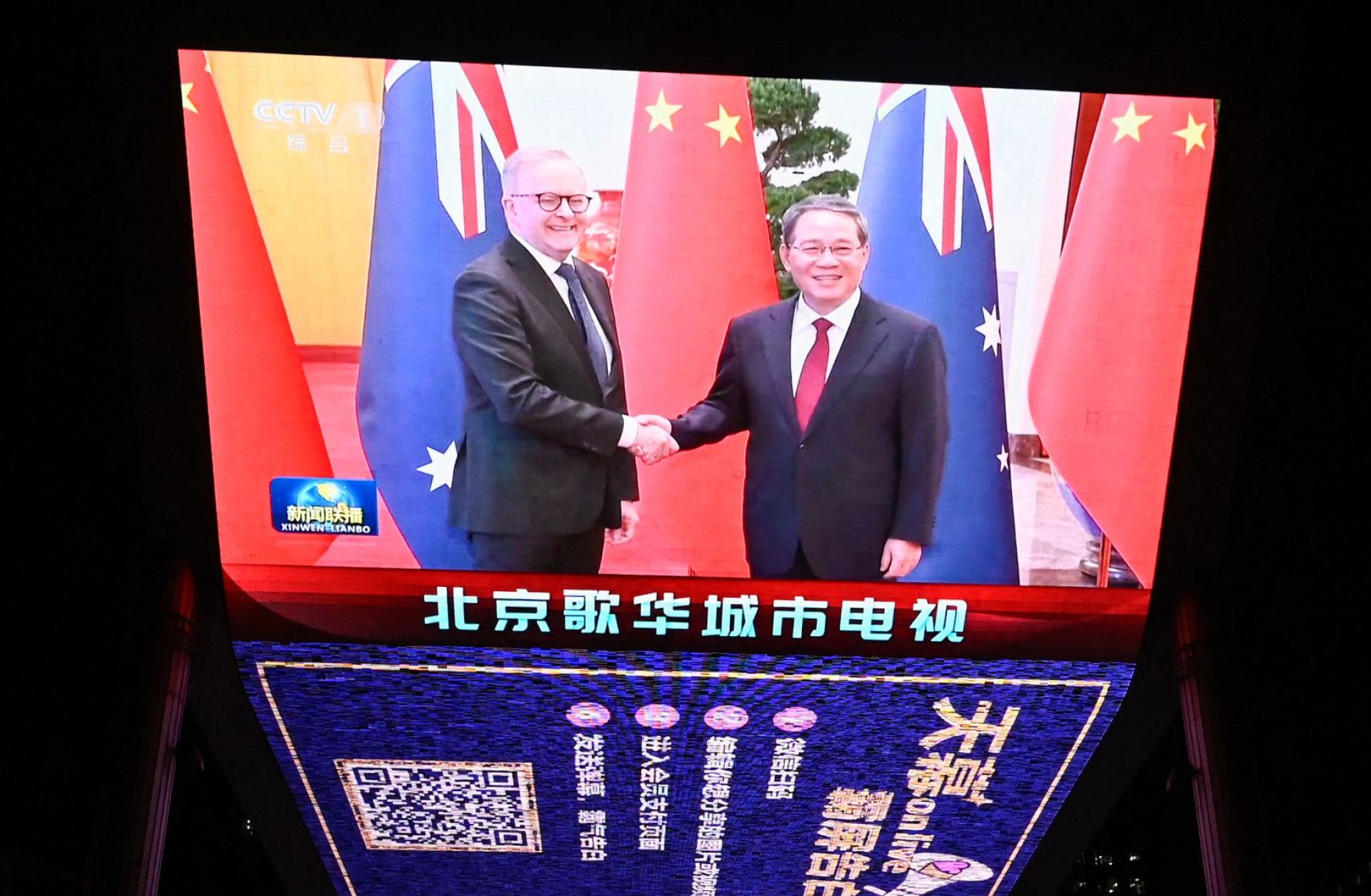 A screen outside a shopping mall in Beijing, China, shows news coverage of Australian Prime Minister Anthony Albanese (left) shaking hands with Chinese Premier Li Qiang during their meeting in the Chinese capital on Nov. 7, 2023. 