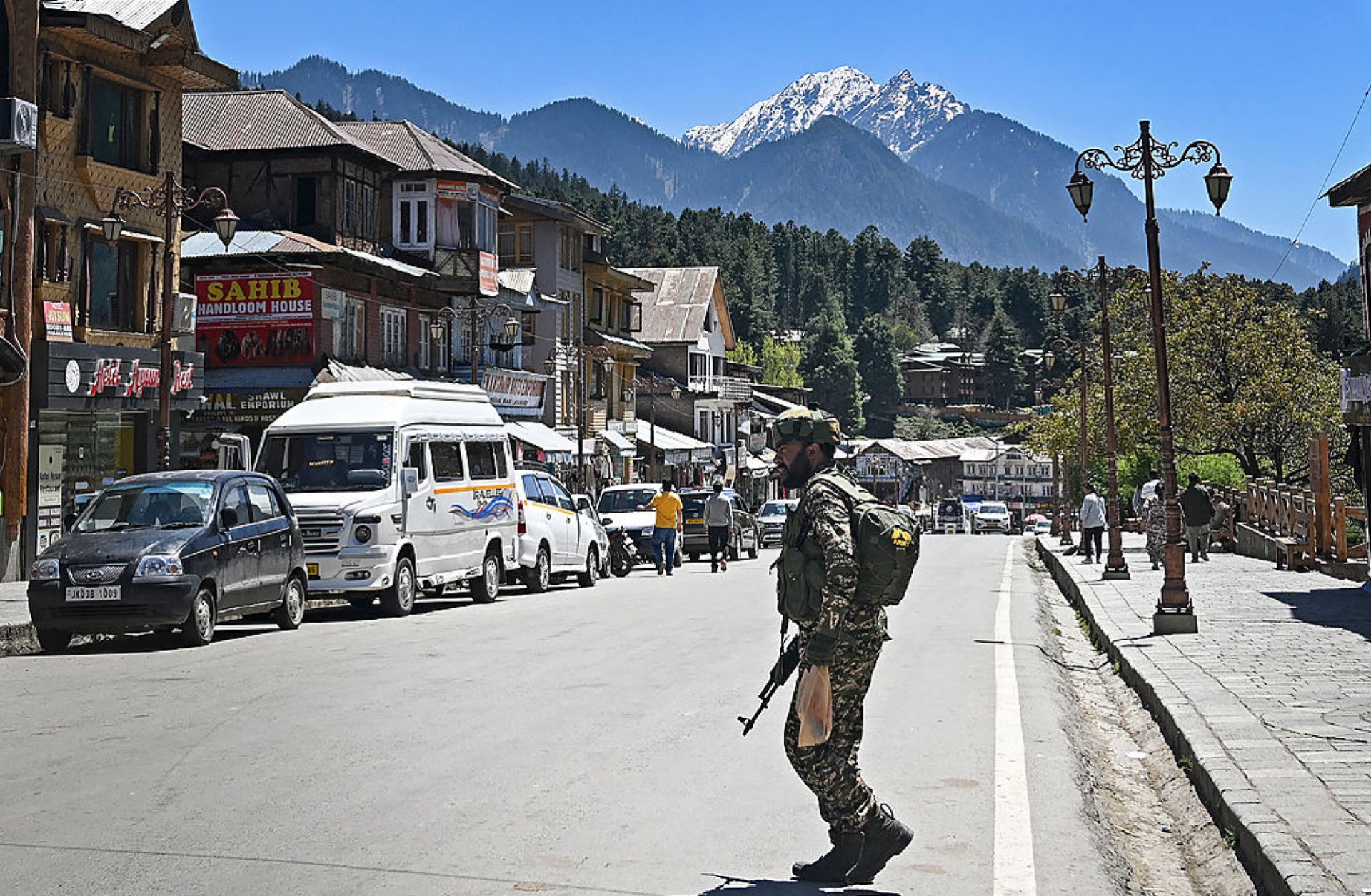 An Indian paramilitary trooper patrols a market area in Pahalgam, south of Srinagar, in India-held Kashmir, on April 29, 2025. 