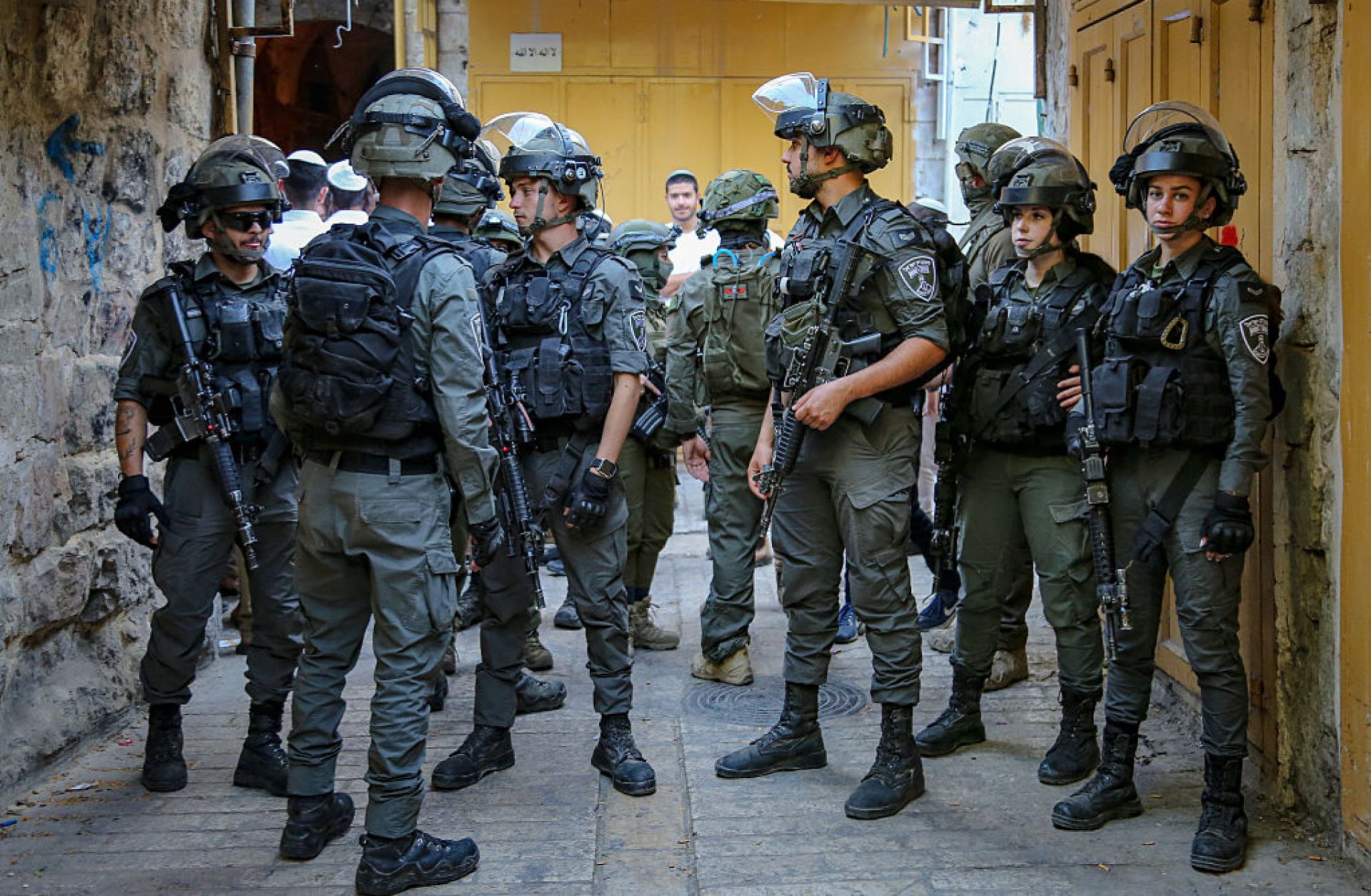 A group of armed Israeli soldiers stands in a narrow alley of the Old City of Hebron, West Bank, on May 31, 2025. A group of armed Israeli soldiers stands in a narrow alley of the Old City of Hebron, West Bank, on May 31, 2025.