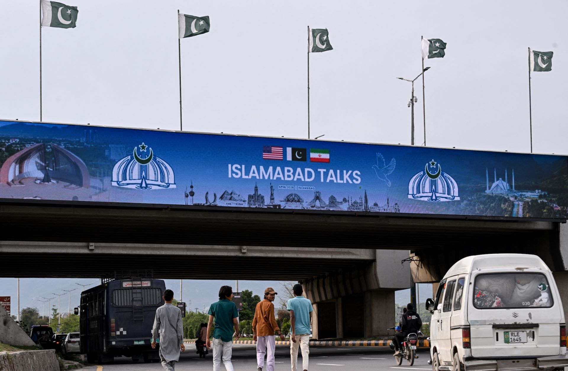 A digital screen displaying news of U.S.-Iran peace talks April 10 in Islamabad.