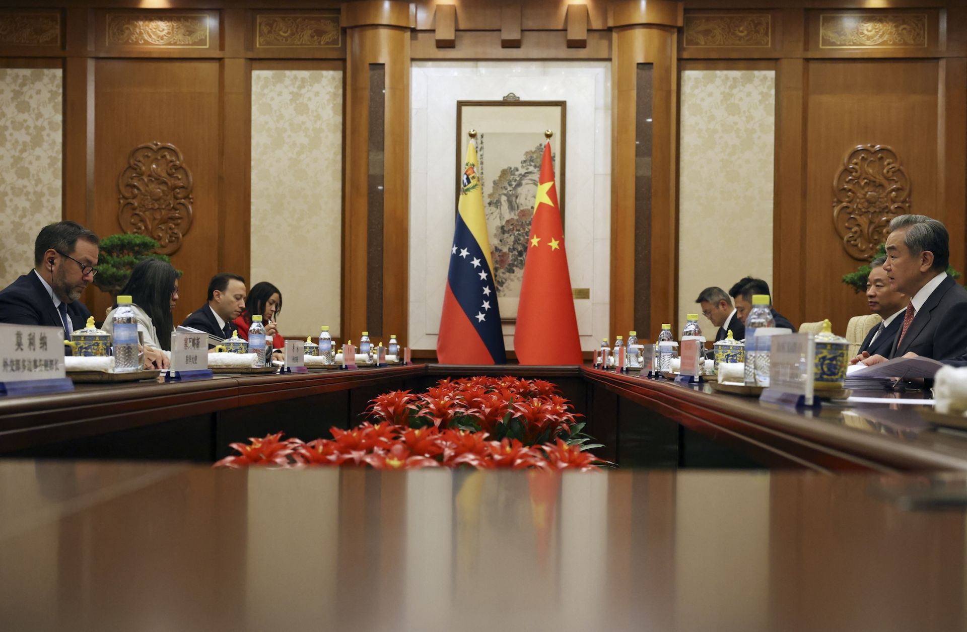 Chinese Foreign Minister Wang Yi (right) and Venezuelan Foreign Minister Yvan Gil (left) attend a meeting in Beijing on May 12, 2025
