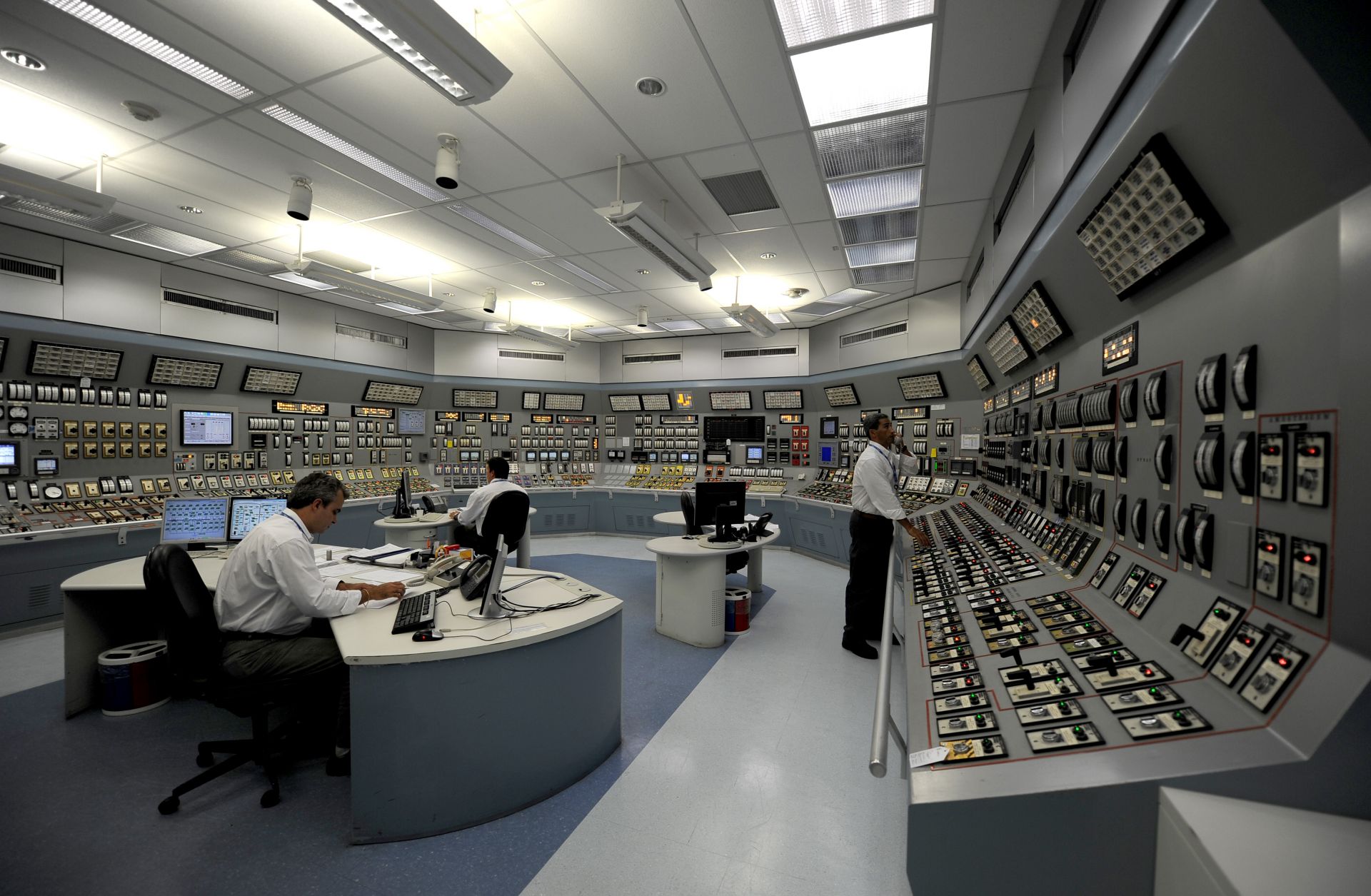 Specialists monitor dials in the control room of the Angra 1 nuclear plant in Angra dos Reis in Brazil's Rio de Janeiro state on April 12, 2011. 
