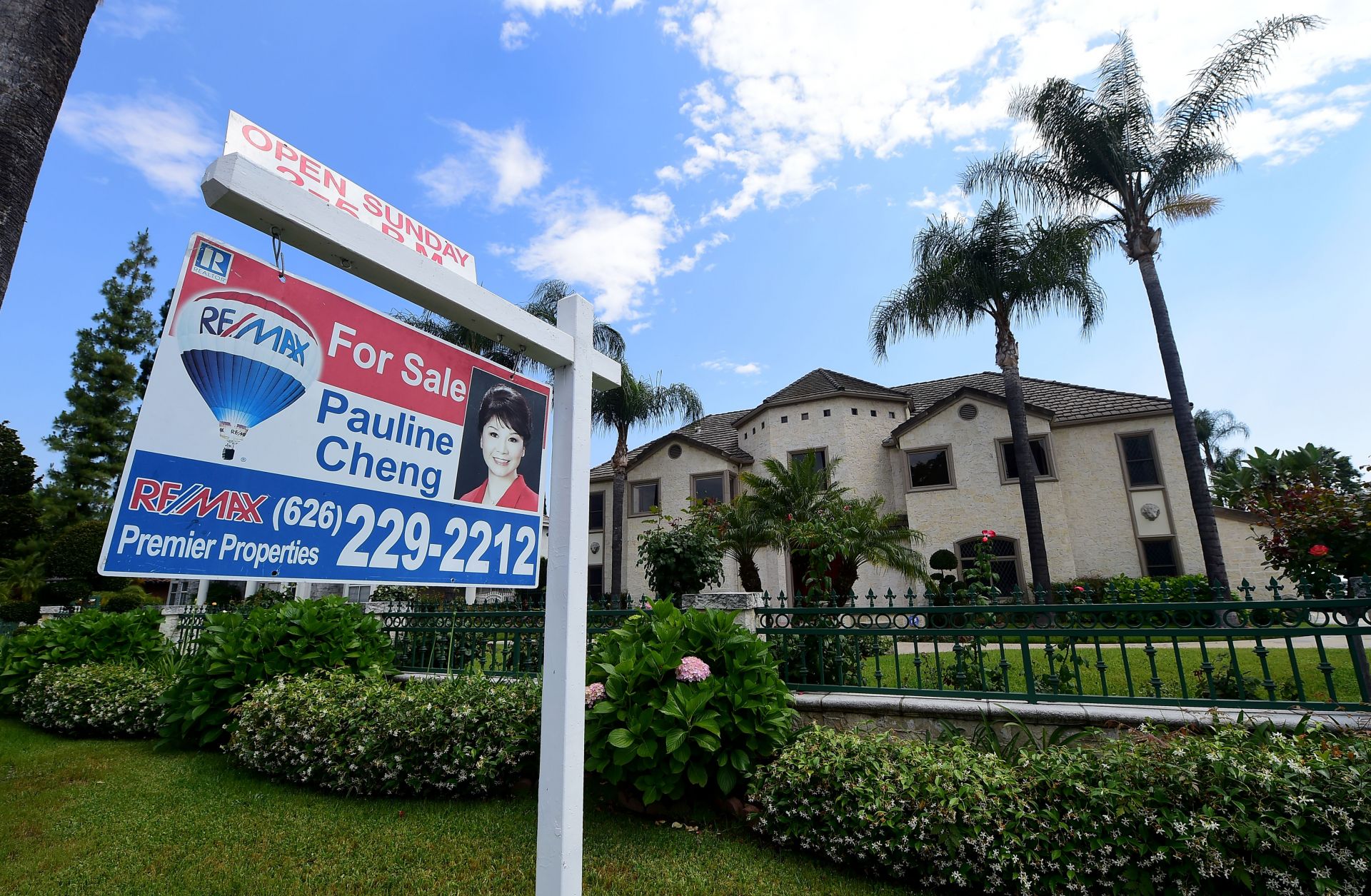 Chinese investors have become the largest foreign buyers of U.S. residential property in recent years, according to a study by the Asia Society and Rosen Consulting Group. Chinese property investors have set their sights on transforming commercial and residential areas abroad, especially in the United States.