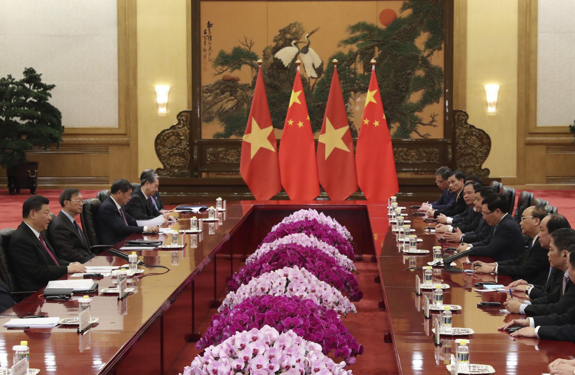 Vietnamese Prime Minister Nguyen Xuan Phuc, 4th right, and Chinese President Xi Jinping, left, attend the meeting at the Great Hall of People on April 25, 2019, in Beijing, China. 