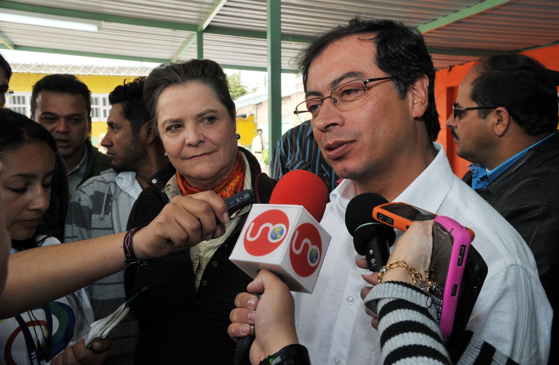 Current Colombian presidential candidate Gustavo Petro speaks with journalists in 2010. 