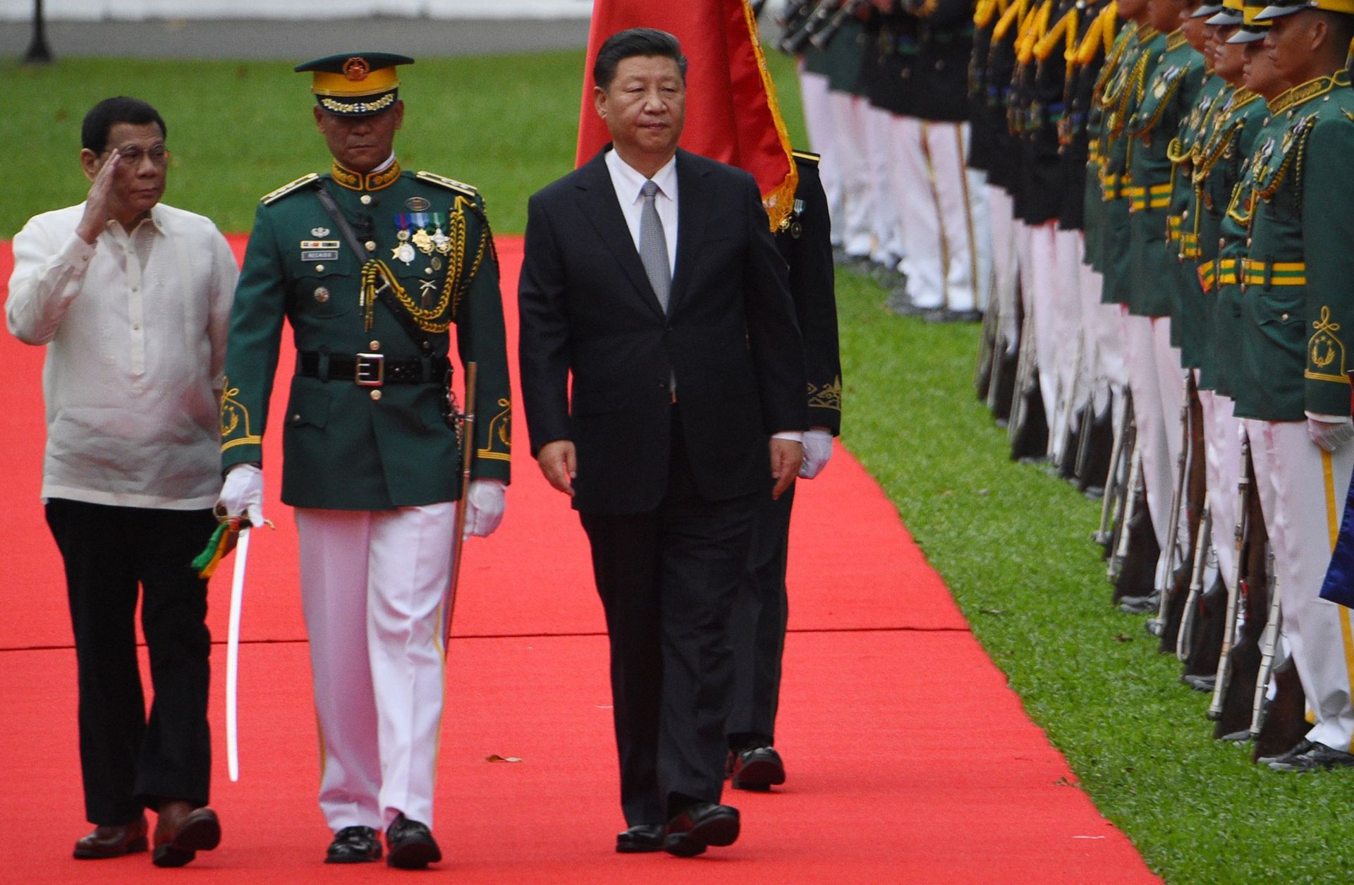 Chinese President Xi Jinping, right, and Philippine President Rodrigo Duterte, left, inspect the troops during a welcoming ceremony at the Malacanang Palace in Manila on Nov. 20, 2018.