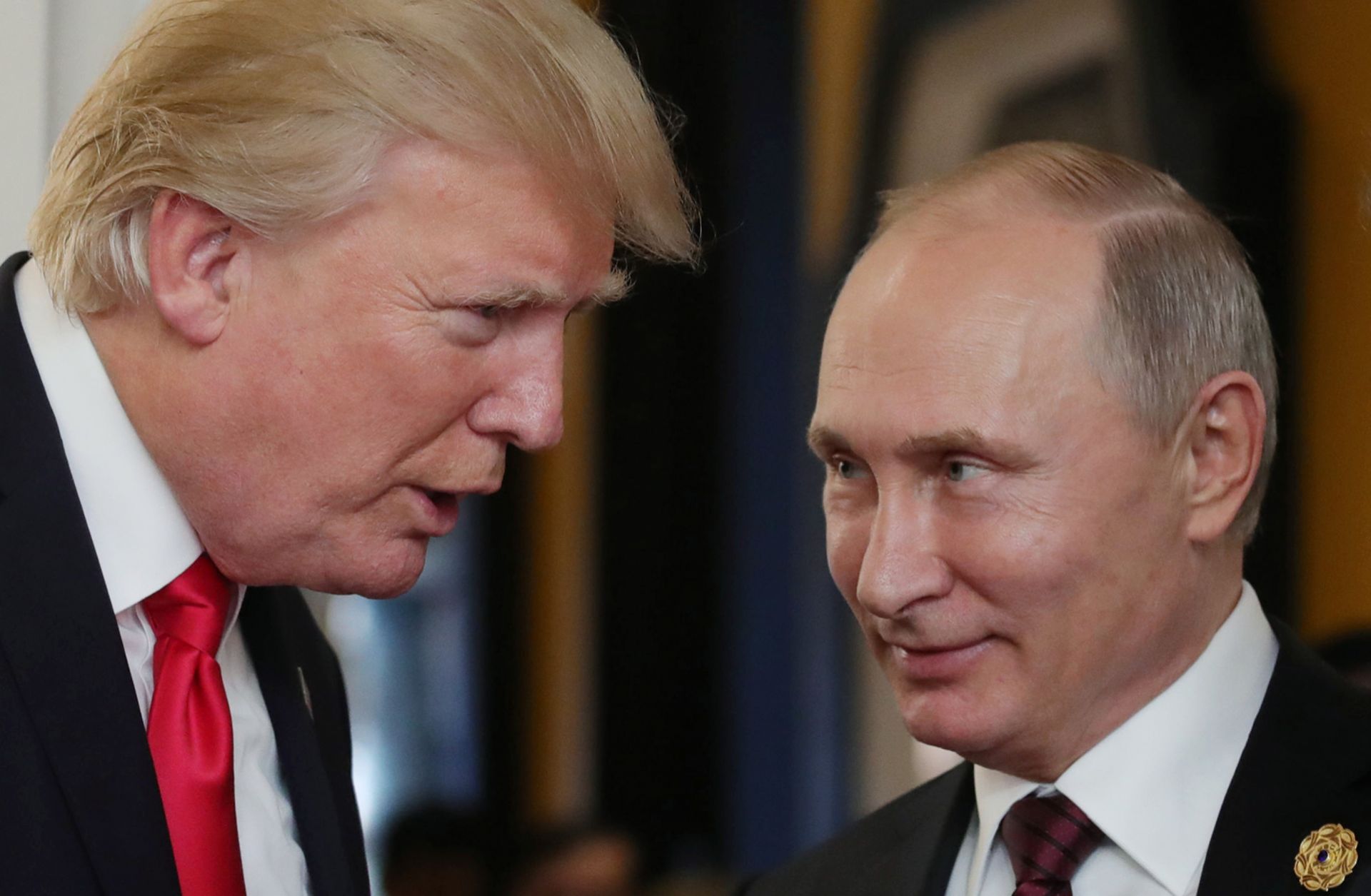 This photo shows a conversation between U.S. President Donald Trump and Russian President Vladimir Putin at the 2017 APEC summit.