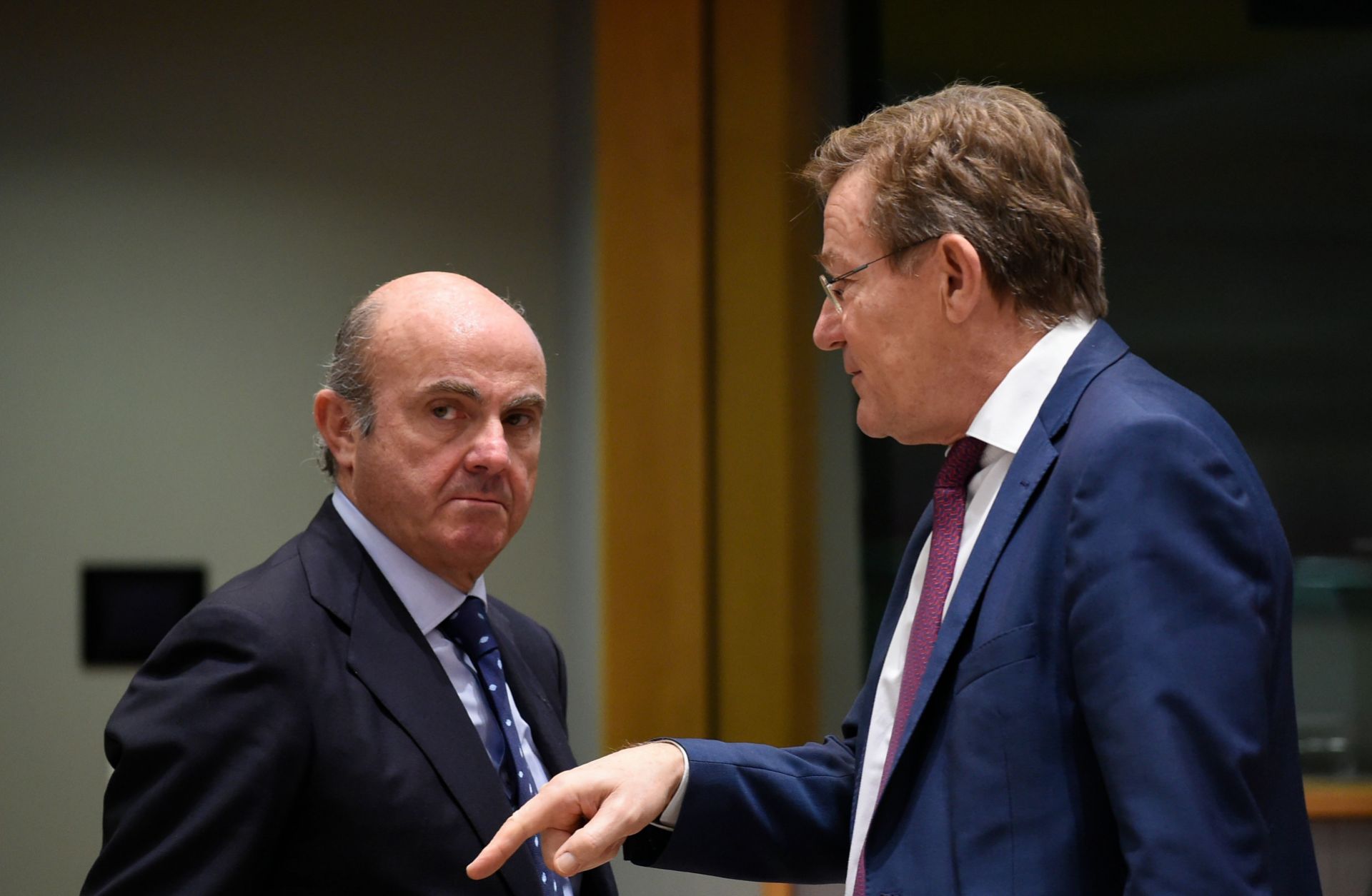 Spanish Economy Minister Luis de Guindos (L) talks with Belgian Finance Minister Johan Van Overtveldt during a meeting in Brussels on Feb. 20.
