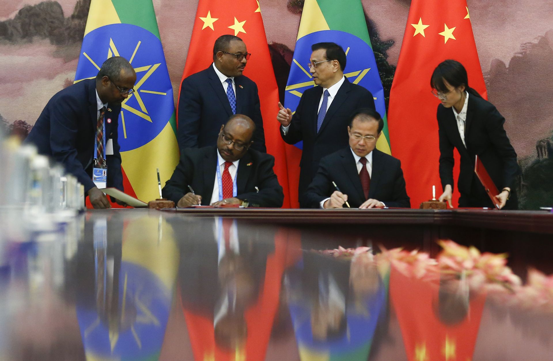Chinese Premier Li Keqiang and then-Ethiopian Prime Minister Hailemariam Desalegn attend a signing ceremony at the Great Hall of the People in Beijing on May 12, 2017.