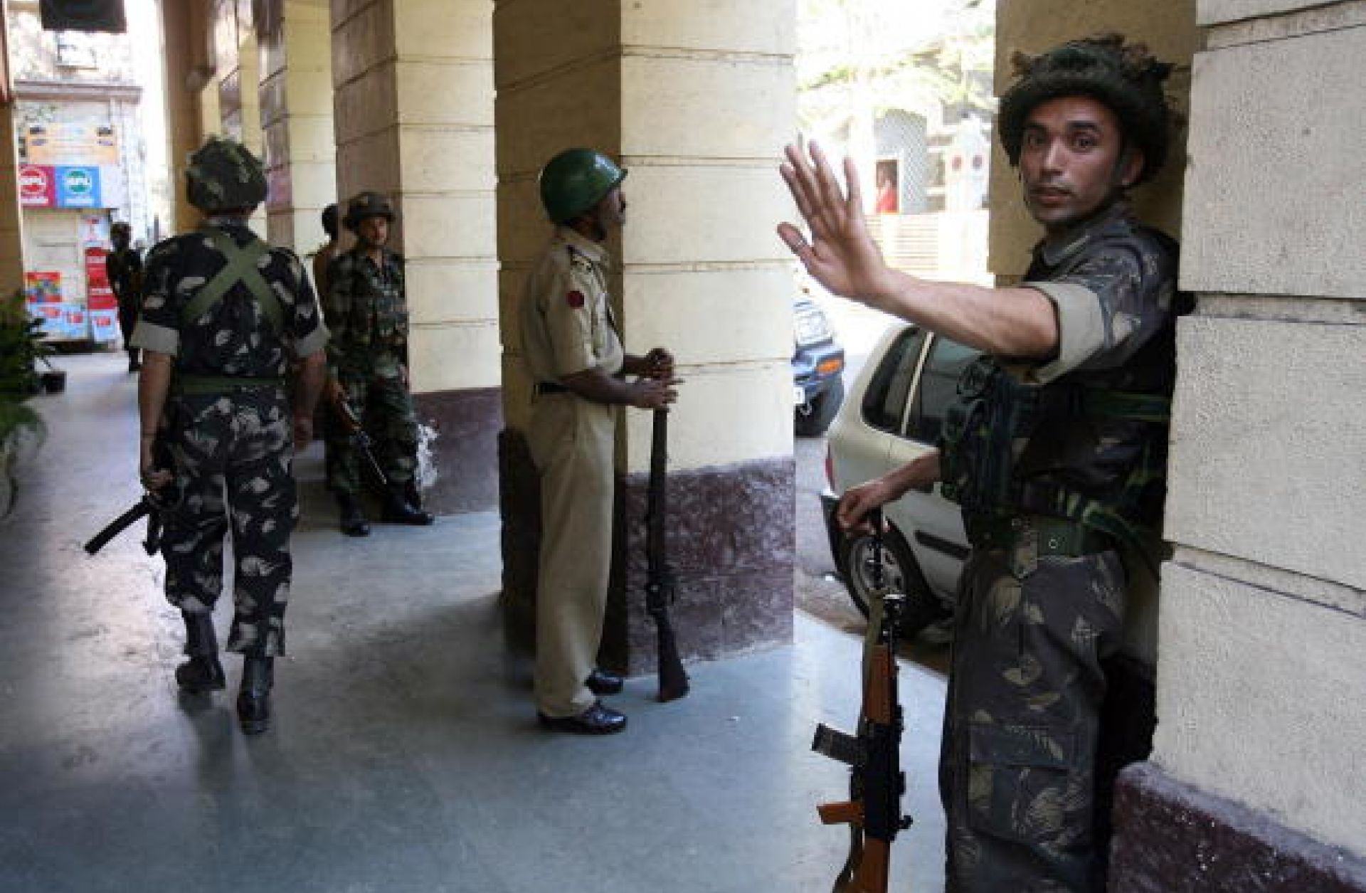 Нападение на отели. Отель Мумбаи теракт 2008. Спецназ Индии штурмовавший отель Тадж. Индия 2008 теракт отель Мумбаи.