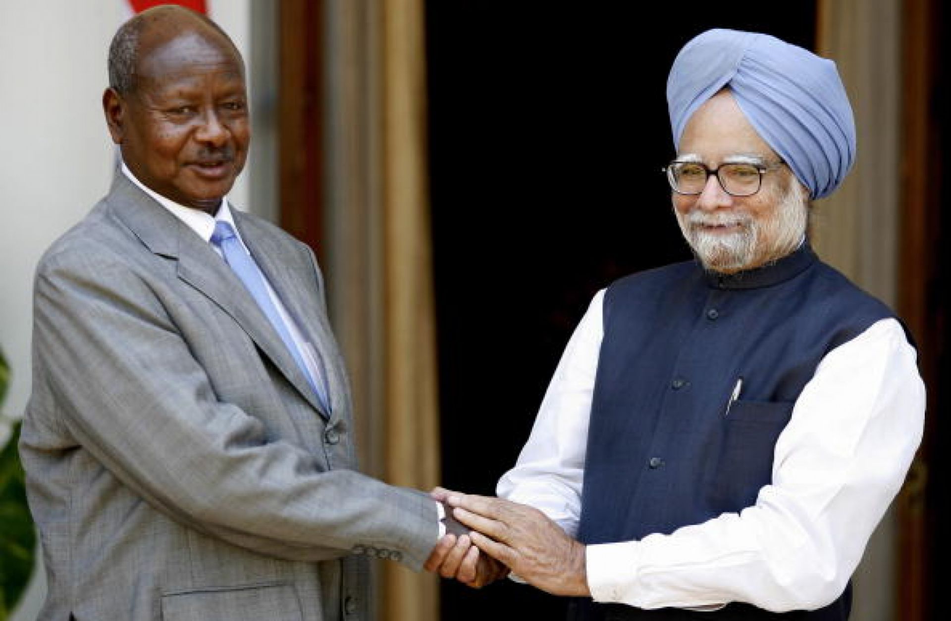 Ugandan President Yoweru Kaguta Museveni (L) and Indian Prime Minister Manmohan Singh in New Delhi