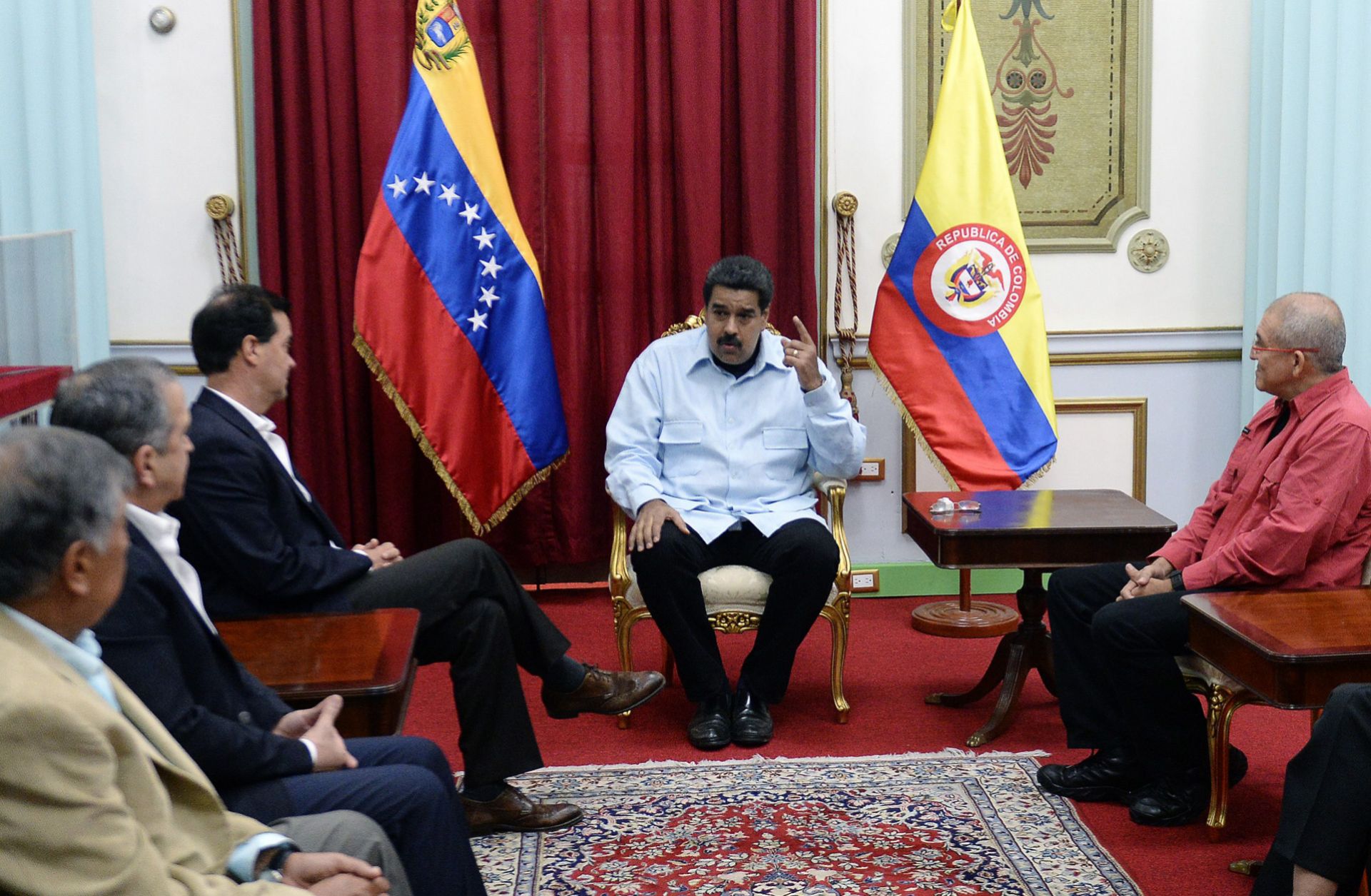 Venezuelan President Nicolas Maduro (C), Colombian lead negotiator Frank Pearl (C-L), and the ELN guerrilla known as Antonio Garcia (C-R) are pictured with members of their delegations at Miraflores presidential palace in Caracas on March 30.