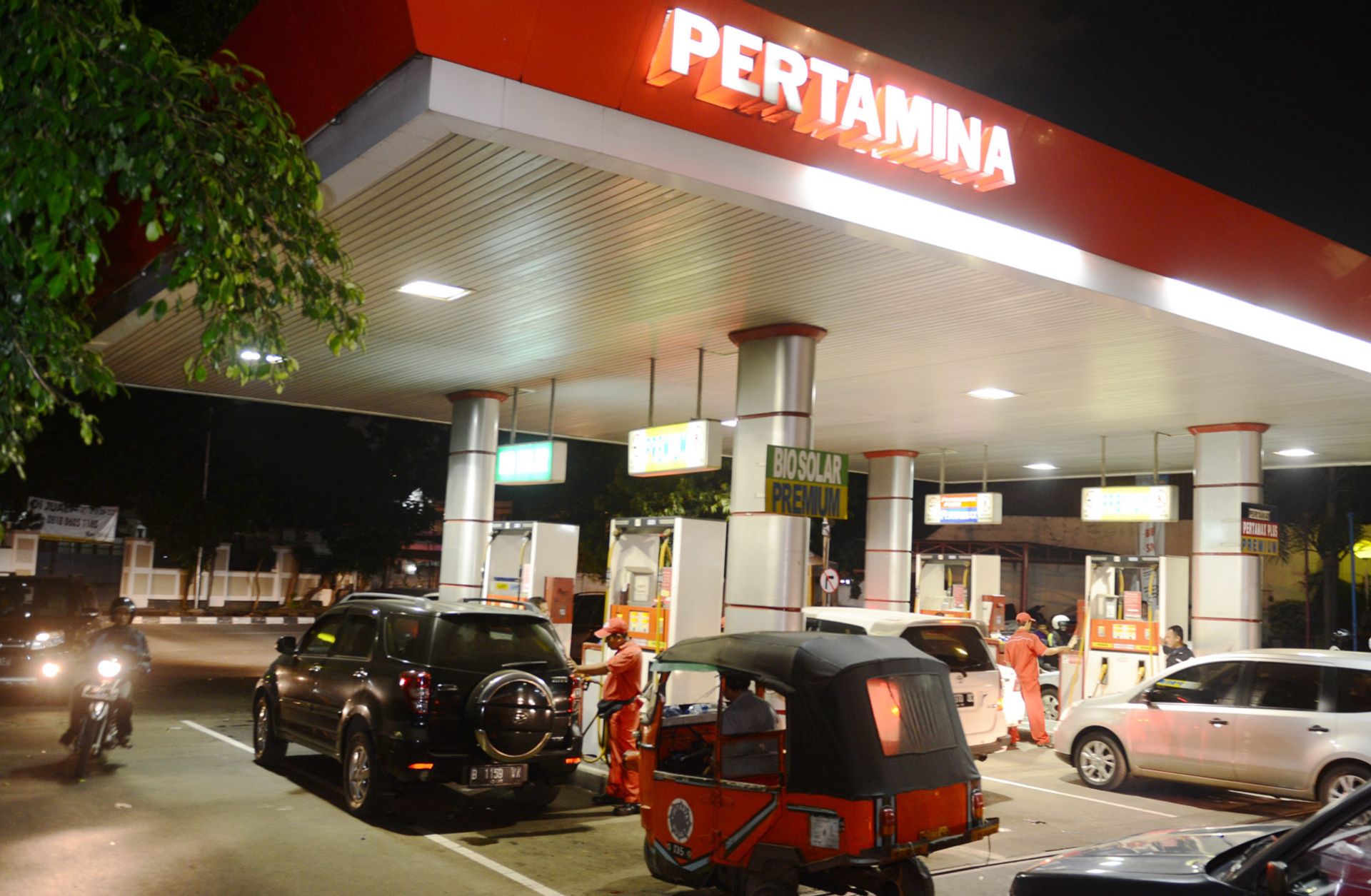 Indonesian motorists line up in at a Pertamina fuel station in Jakarta.