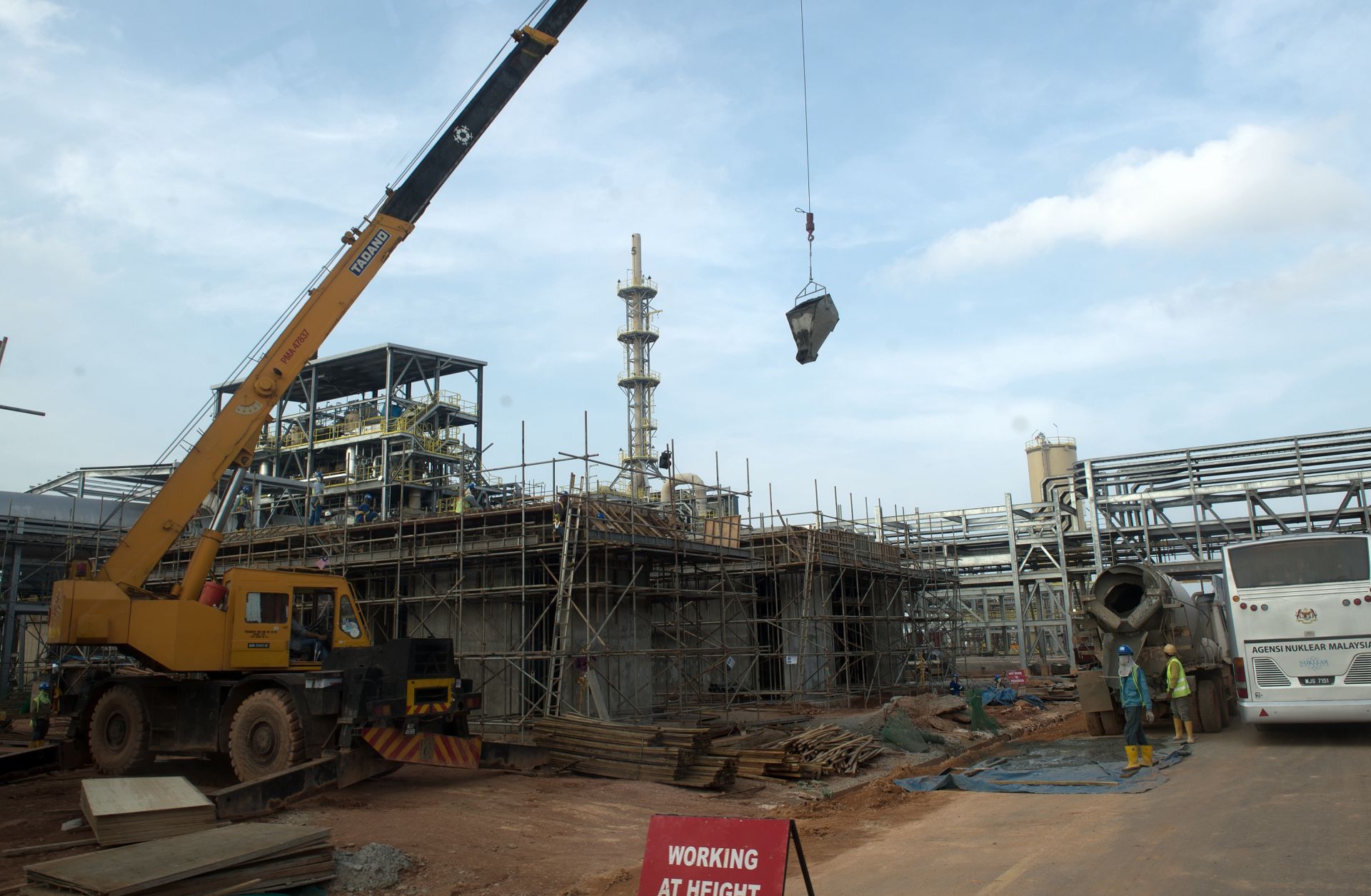 Due to domestic concerns in Malaysia, the Lynas plant might not offer a long-term alternative to Chinese rare earth supplies. Laborers work at a Lynas plant in Gebeng, 270 kilometers east of Kuala Lumpur, on April 19, 2012.