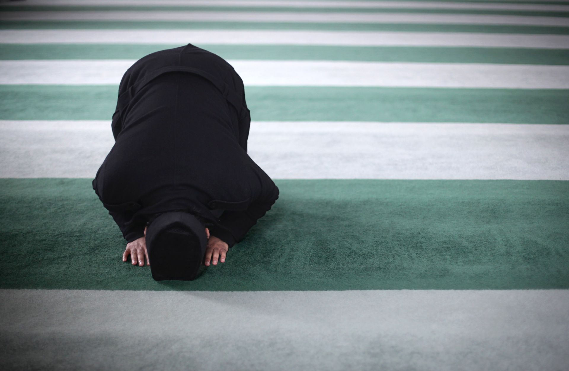 Ночная молитва мусульман. Поклонение мусульман. Намаз. Мусульман человек. Что такое намаз у мусульман.