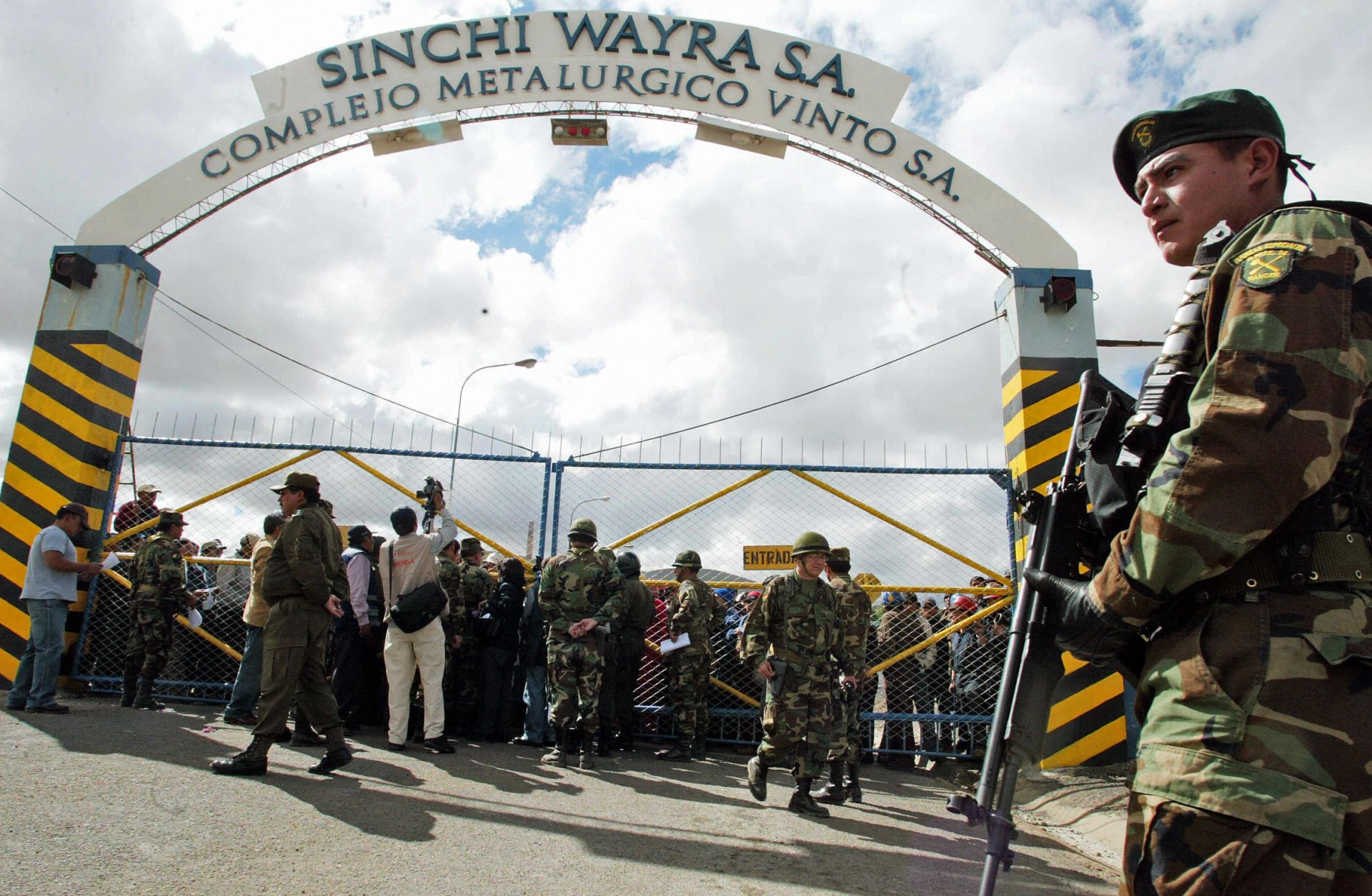 Bolivian military police try to seize the Vinto industrial complex of Swiss mining group Glencore in Oruro in 2007.