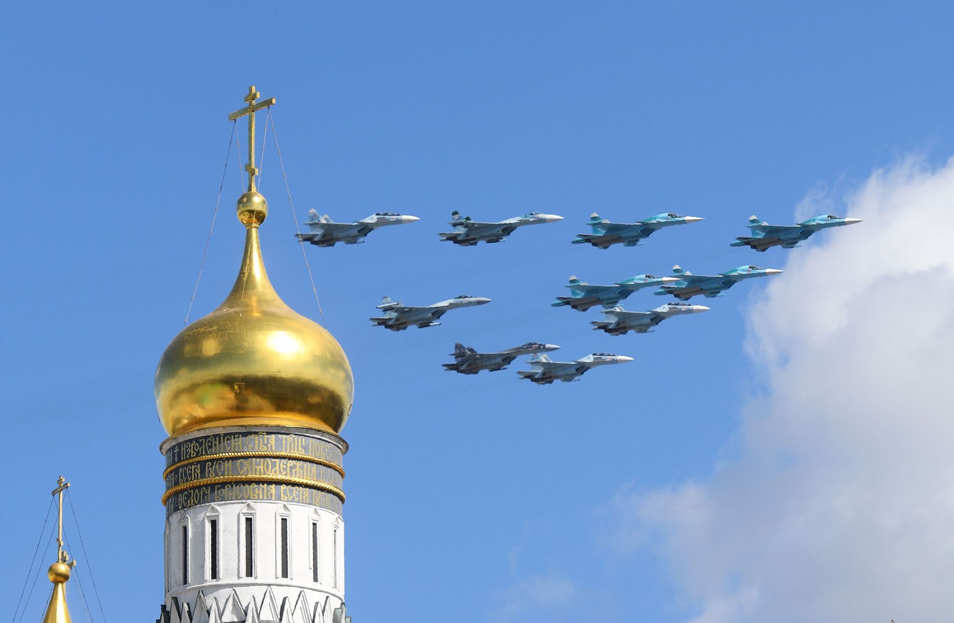 Russian Su-35 and Su-34 aircraft fly over central Moscow on May 4, 2017, during a rehearsal for the country's annual Victory Day military parade.