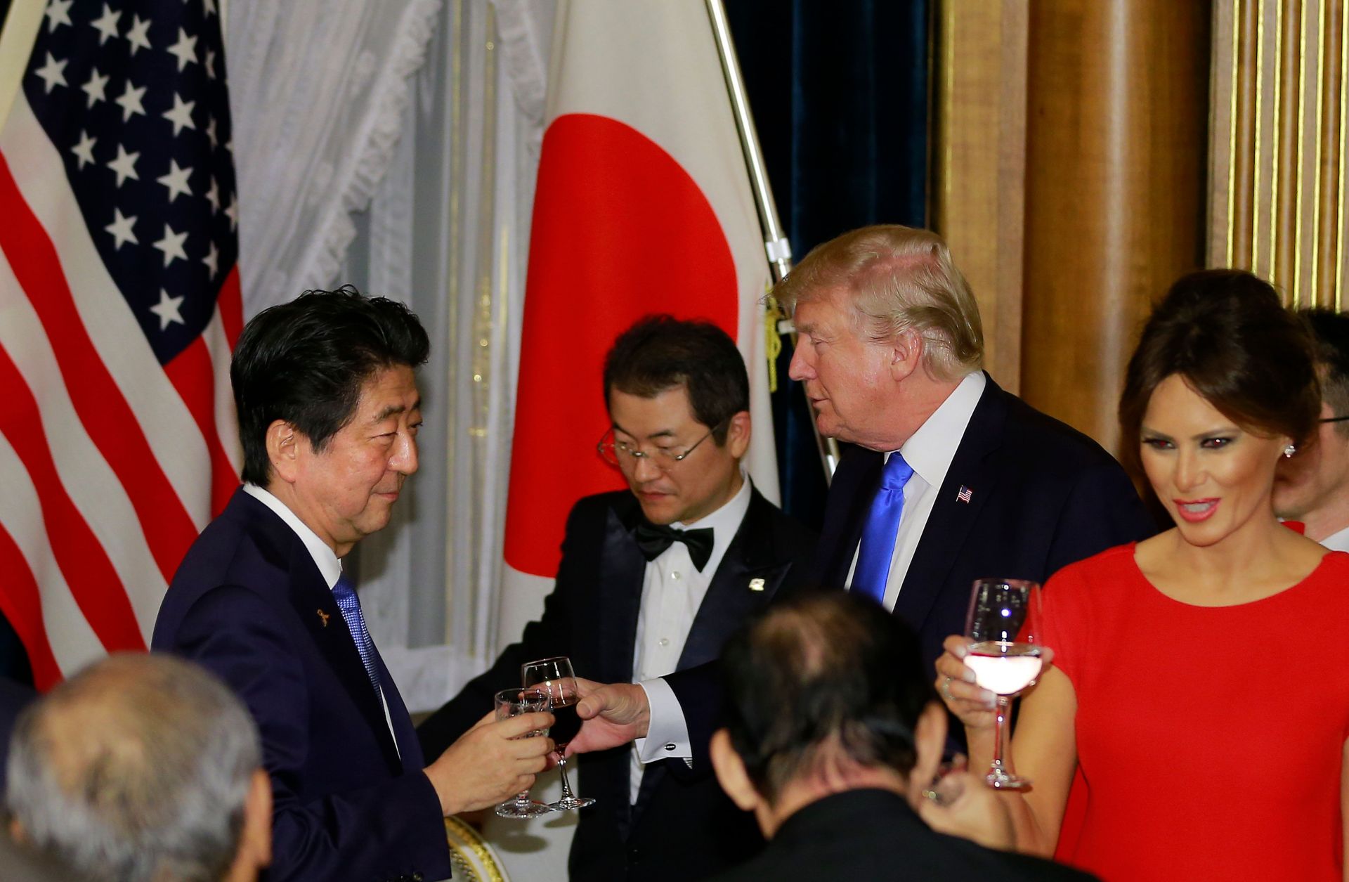 U.S. President Donald Trump toasts Japanese Prime Minister Shinzo Abe (L) at a welcome dinner at Akasaka Palace, Tokyo, Nov. 6.