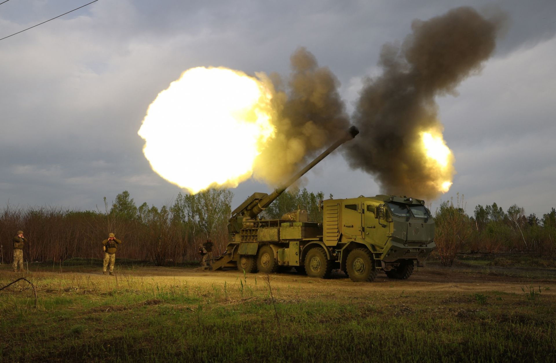 Ukrainian soldiers fire at a Russian position in Ukraine's Kharkiv region on April 21, 2024. 