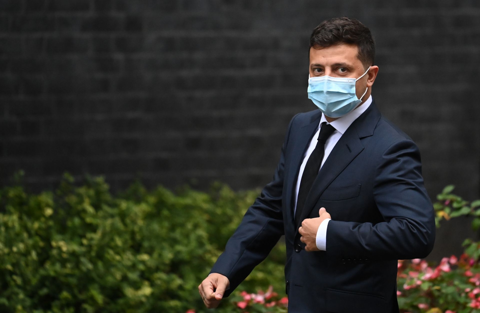 Ukrainian President Volodymyr Zelenskiy wears a facemask as he arrives to meet with U.K. Prime Minister Boris Johnson in London on Oct. 8, 2020. 