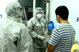This photo shows patients who have tested positive for the COVID-19 virus in a Ho Chi Minh City hospital.