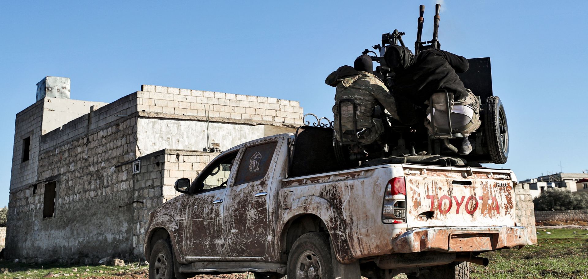 Turkish-backed Syrian fighters man an anti-aircraft gun in Saraqeb, in the northwestern Syrian province of Idlib on Feb. 1, 2020.