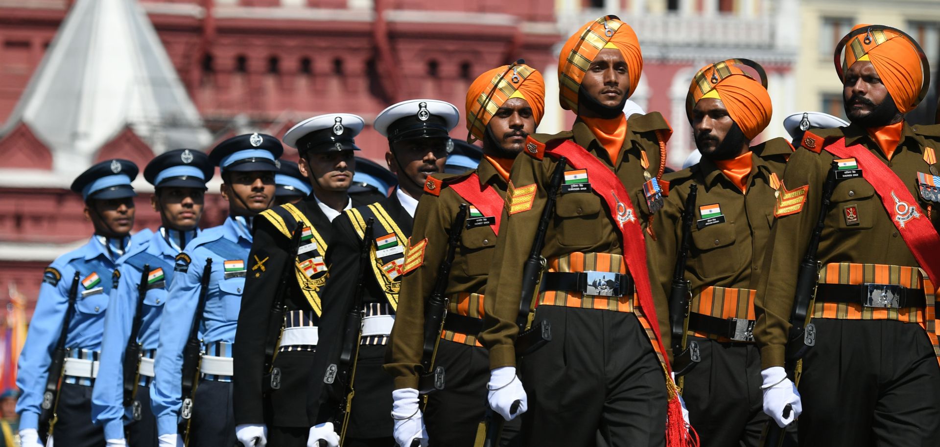 Miembros de las fuerzas armadas de la India marchan en un desfile militar en la histórica Plaza Roja de Moscú el 24 de junio de 2020 para conmemorar el 75 aniversario de la victoria de la Unión Soviética en la Segunda Guerra Mundial.