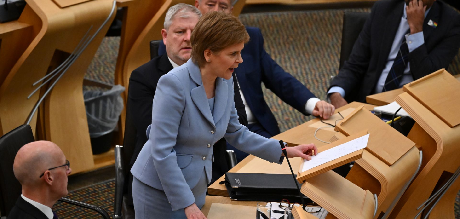 La primera ministra de Escocia, Nicola Sturgeon, se dirige a los legisladores en el parlamento escocés en Edimburgo el 28 de junio de 2022.