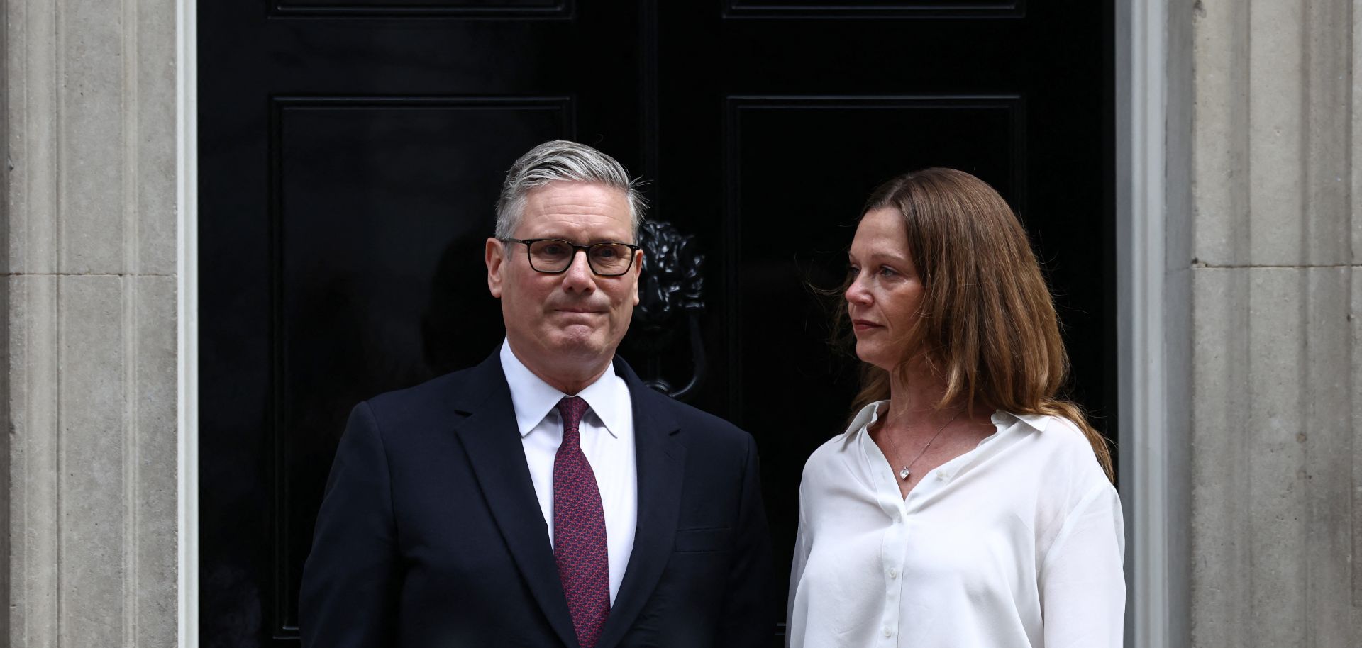 Britain's Prime Minister Keir Starmer poses with his wife Victoria at the door to 10 Downing Street after making a statement on his future outside 10 Downing Street on the morning of June 22, 2026, in London. 