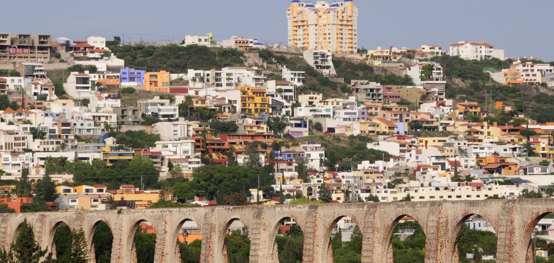 Mexico, Bajio, Queretaro, City view with aqueduct from mirador.