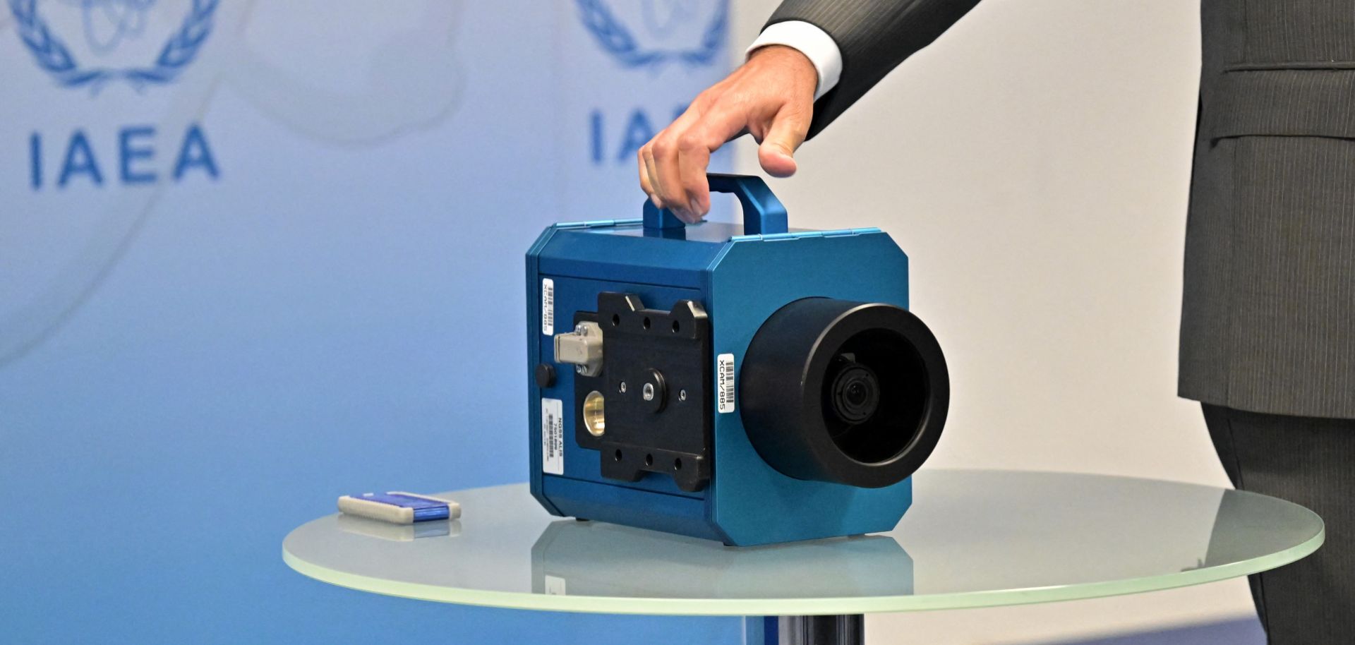 Rafael Grossi, the head of the International Atomic Energy Agency (IAEA), shows journalists one of the cameras used to monitor Iran’s nuclear activity during a press conference in Vienna on June 9, 2022, after Tehran announced it was turning off 27 such cameras. 