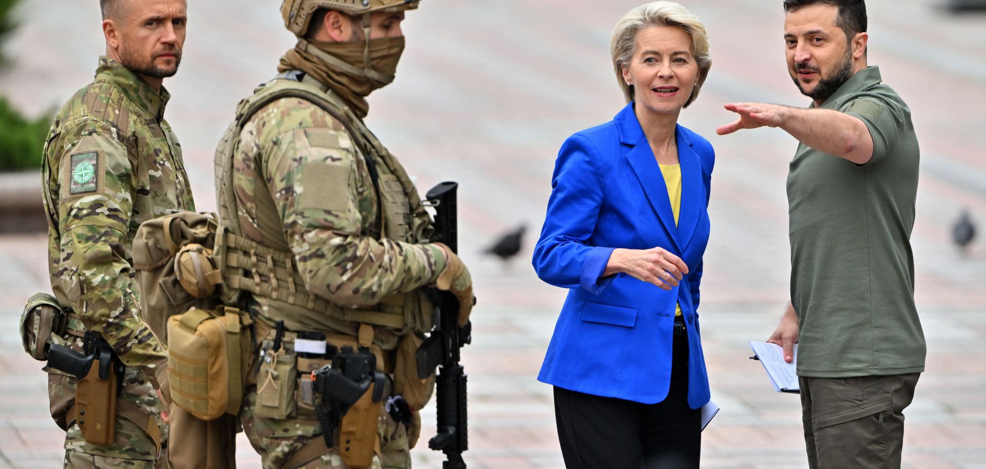  Ukrainian President Volodymyr Zelensky (R) speaks with the President of the European Commission Ursula von der Leyen in Kyiv 