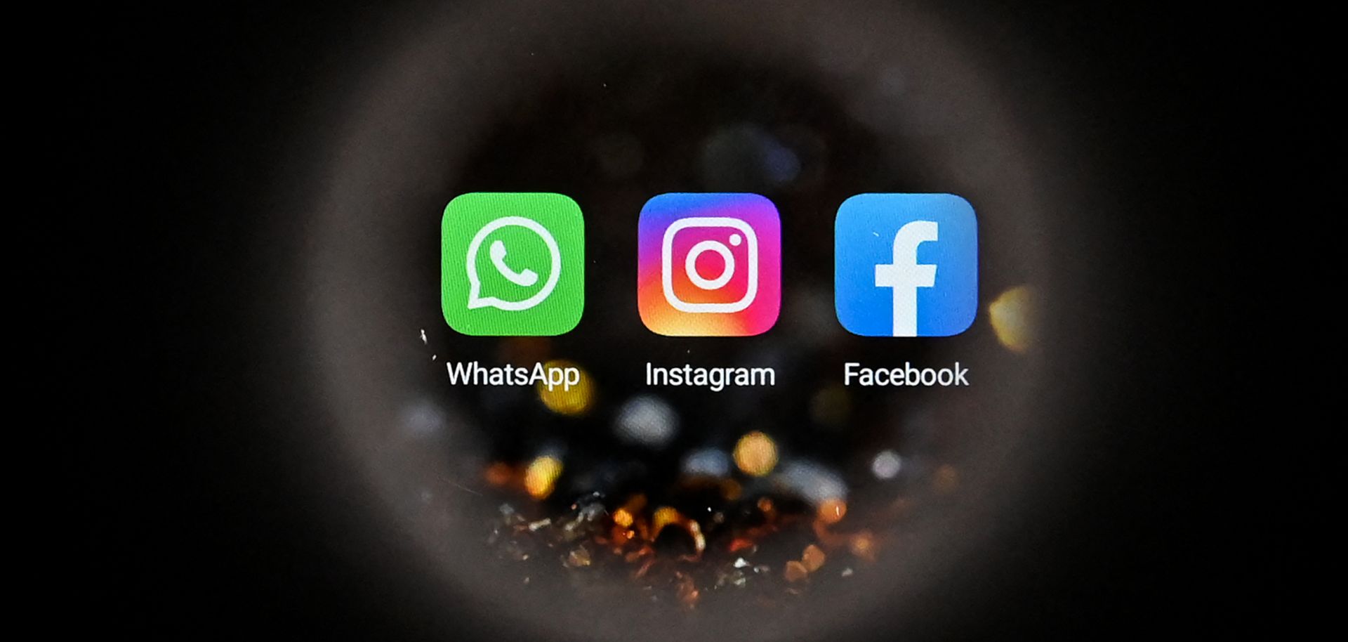 Los logotipos de las plataformas de redes sociales con sede en EE. UU. WhatsApp, Instagram y Facebook (de izquierda a derecha) se ven en la pantalla de un teléfono inteligente en Moscú, Rusia, el 5 de octubre de 2021.