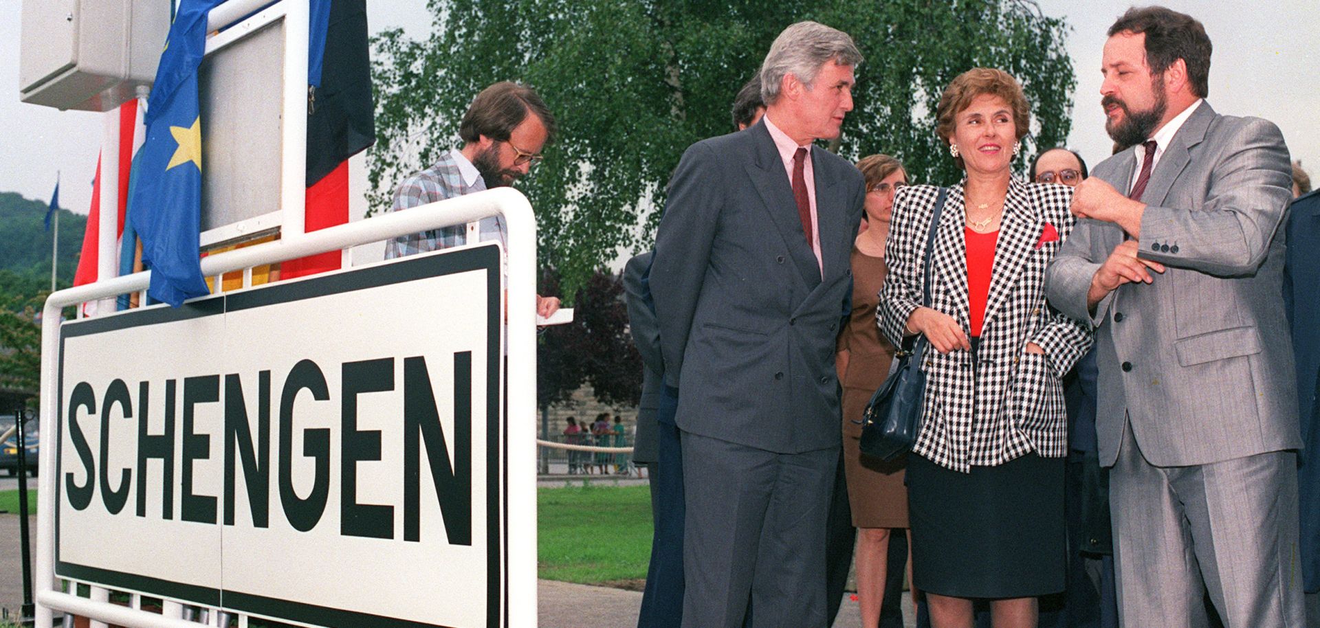  French minister for European affairs Edith Cresson (C) is flanked by Luxemburg's G. Wohlfahrt (D) and Belgium's Keersmaeker (L) in Schengen, 1990.
