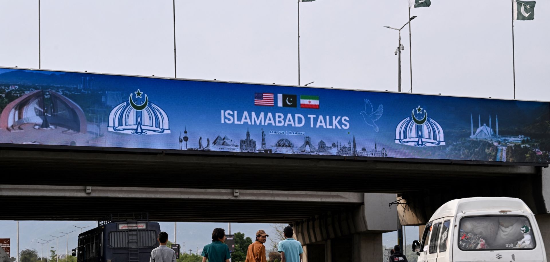 A digital screen displaying news of U.S.-Iran peace talks April 10 in Islamabad.