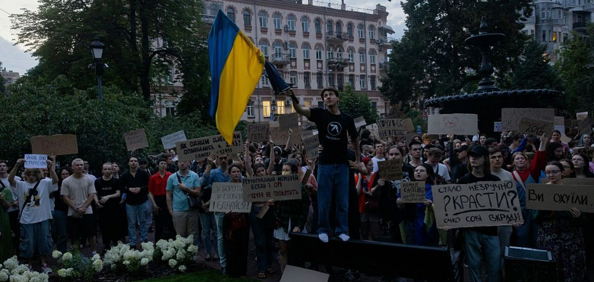 A protester holds a Ukrainian flag in downtown Kyiv on July 22, 2025, during a demonstration calling for President Volodymyr Zelensky to veto a law that reduces the powers of Ukraine's anti-corruption agencies.