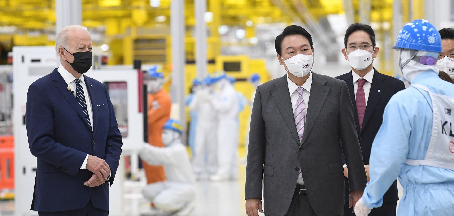 U.S. President Joe Biden (R) and South Korean President Yoon Suk-yeol (C) and Samsung personnel on May 20, 2022, at the Samsung Electronic Pyeongtaek Campus in Pyeongtaek, South Korea. 