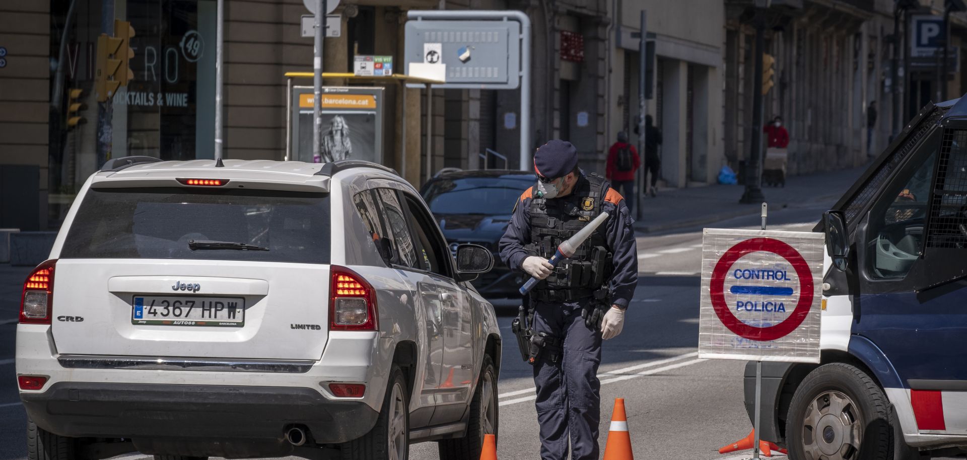 A traffic officer enforces a confinement order in Barcelona on April 6, 2020.