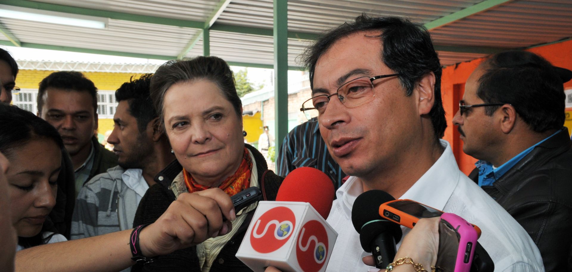 Current Colombian presidential candidate Gustavo Petro speaks with journalists in 2010. 