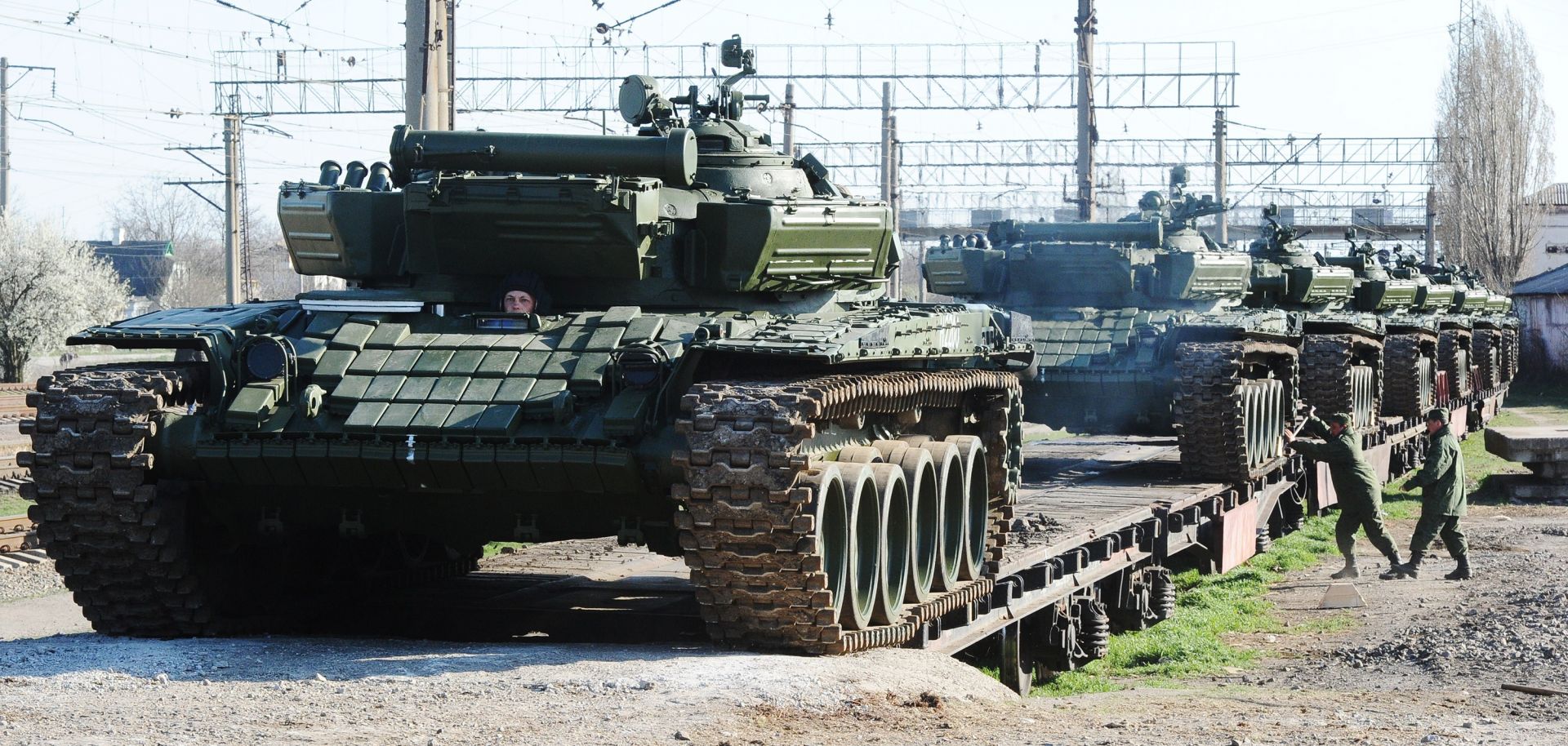 Russian soldiers unload modified T-72 tanks at the Gvardeyskoe railway station near the Crimean capital of Simferopol on March 31, 2014.