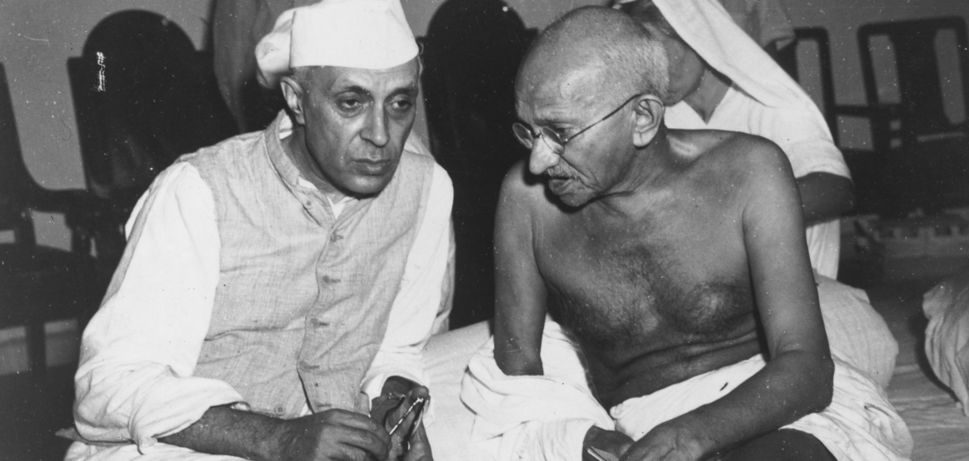 Jawaharlal Nehru (left) and Mohandas K. Gandhi talk at a committee meeting in Bombay.