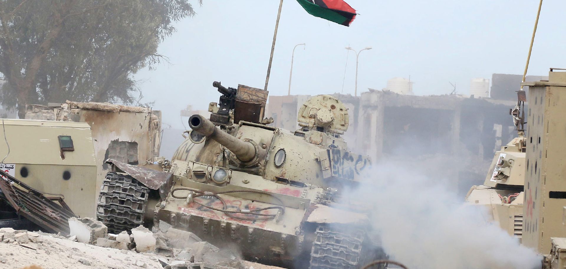 A T-54 tank belonging to forces loyal to Libya's Government of National Accord (GNA) takes position in Sirte's Al-Giza Al-Bahriya district on November 21, 2016, during clashes with Islamic State (IS) group jihadists to retake control of the Mediterranean coastal city.