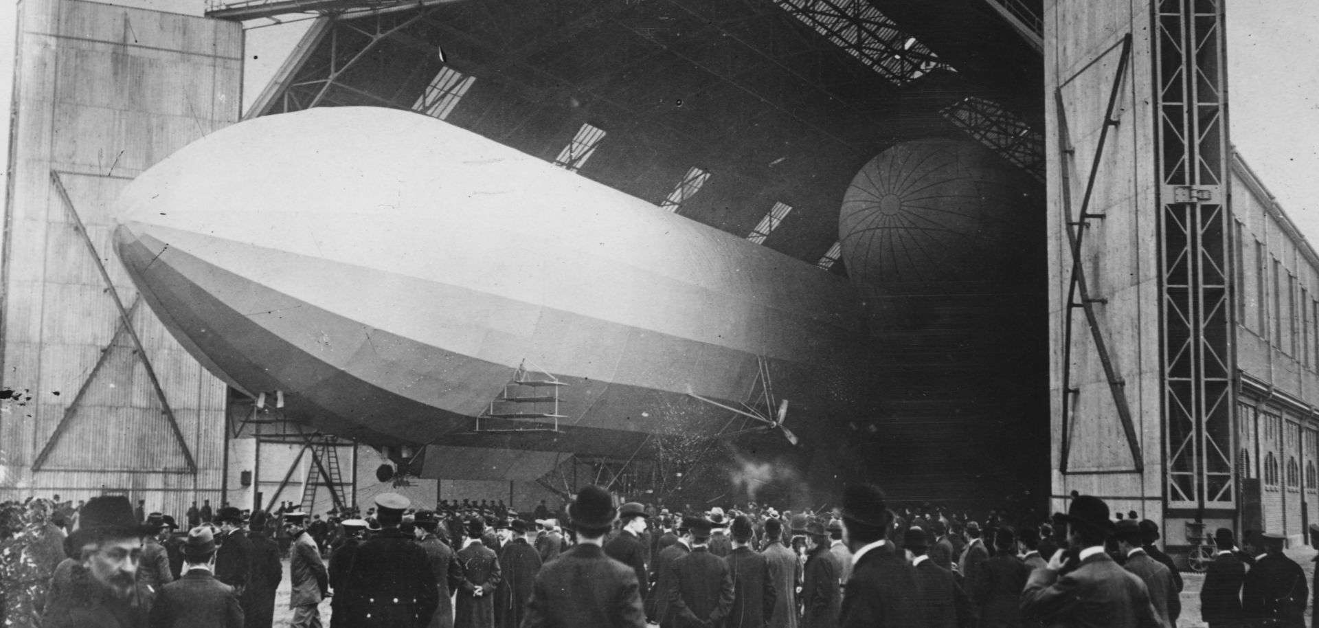 An early production Zeppelin emerges from an airship shed in Dusseldorf, Germany, circa 1914.