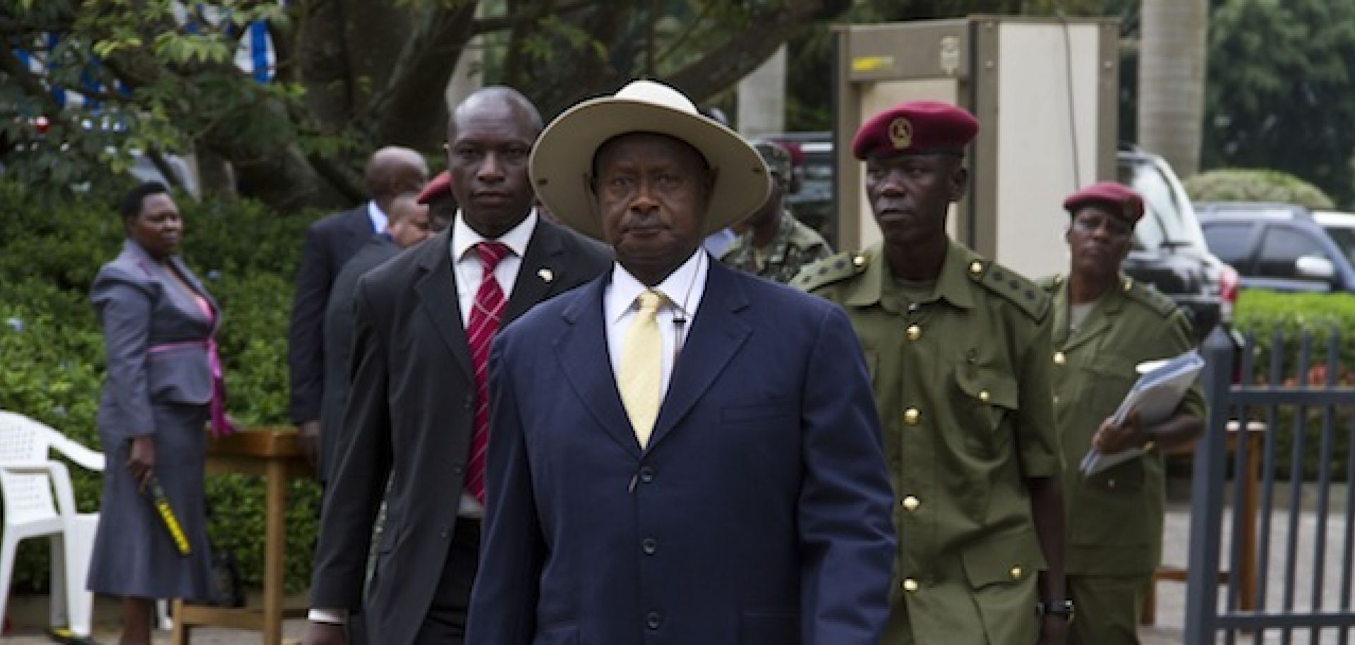 Uganda's President Yoweri Museveni (C) arrives at Munyonyo resort Hotel in Kampala on Nov. 30, to attend the 15th Ordinary Summit of the East African Community Heads of State.