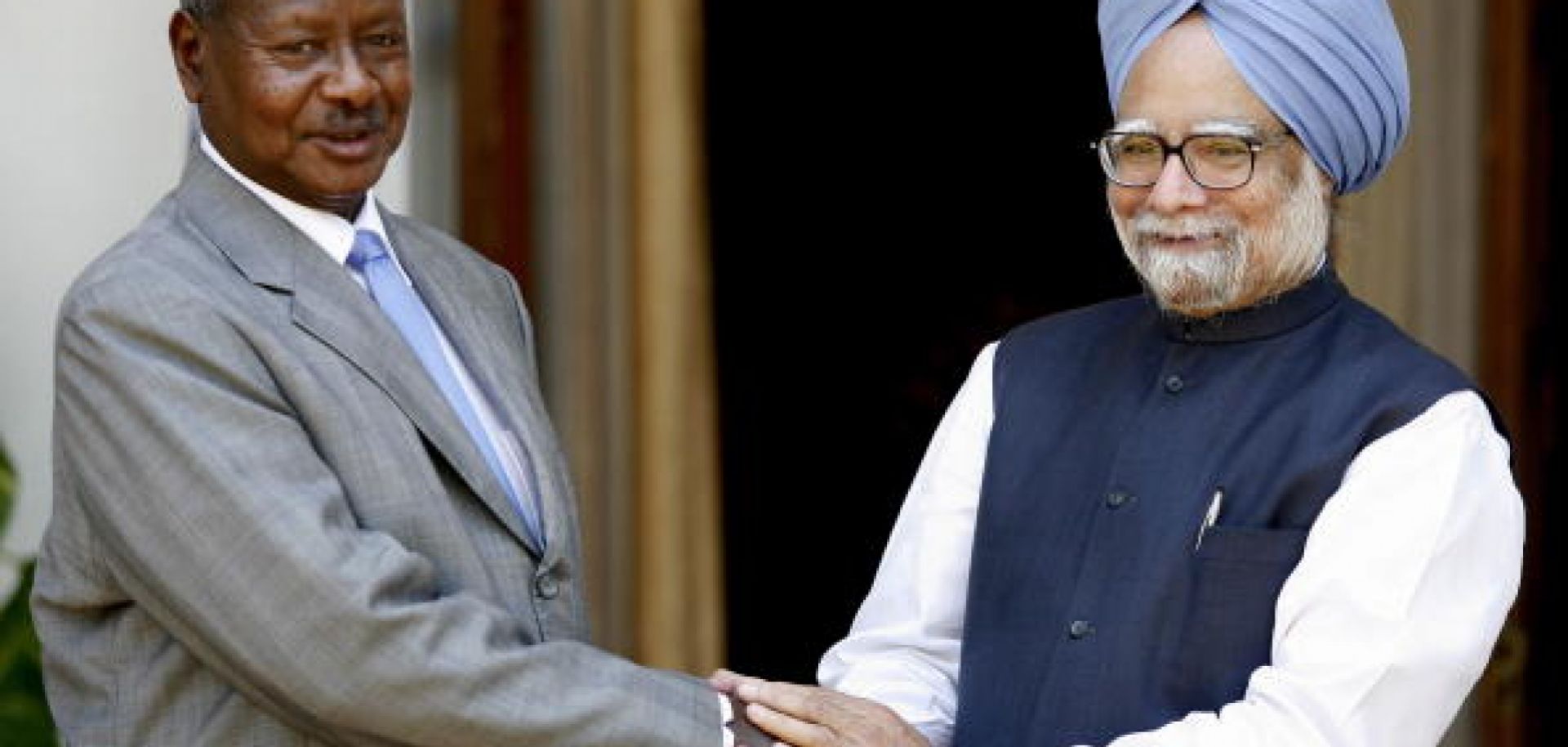 Ugandan President Yoweru Kaguta Museveni (L) and Indian Prime Minister Manmohan Singh in New Delhi